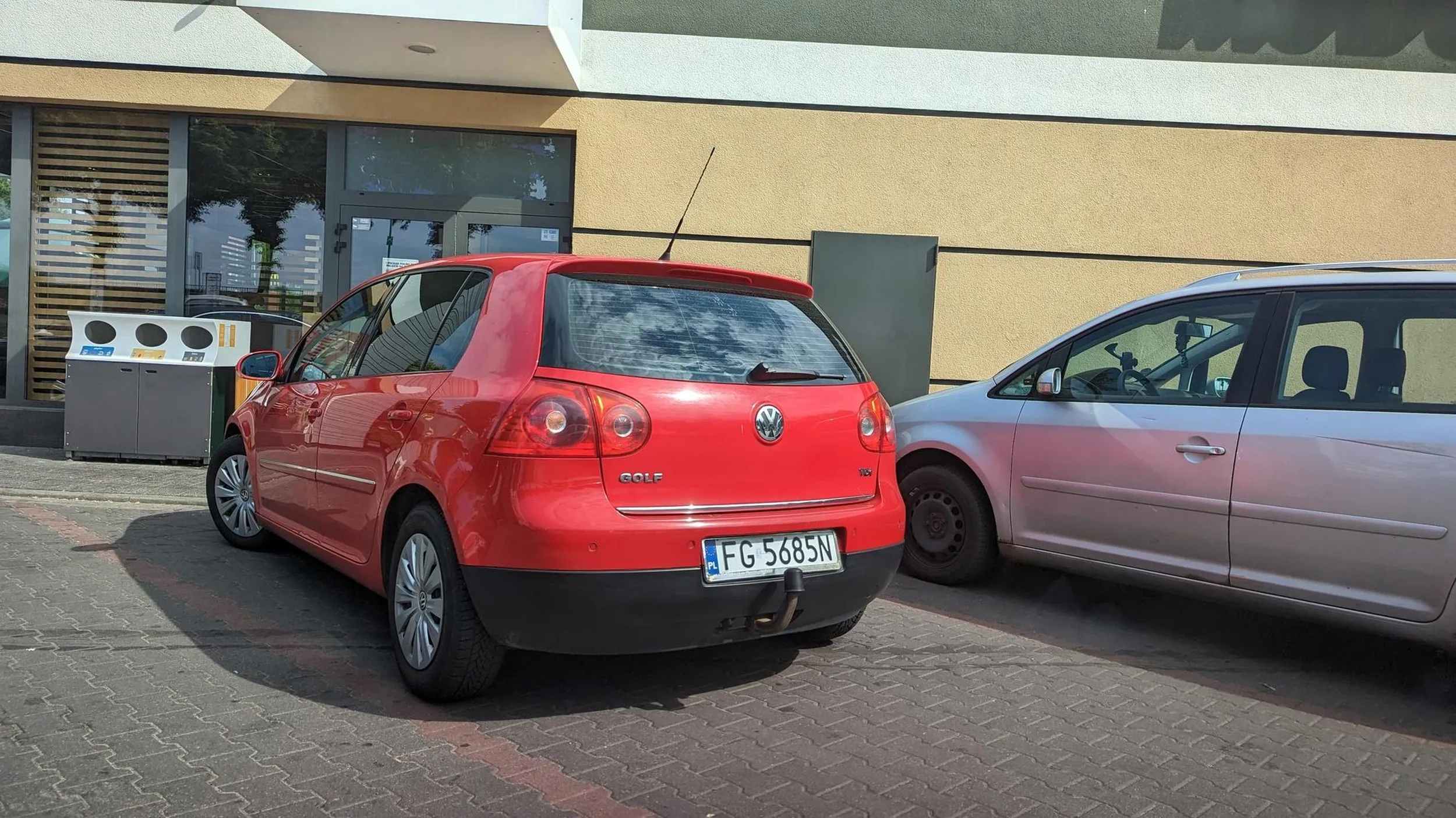 Ewidentnie dziewczyna nie zna przepisów drogowych ani też jak działają światła. Po odebraniu paczki z paczkomatu chciałem wyjechać z parkingu. Już powoli cofałem. Blondynka ścięła pół parkingu przed McDonalds. Z impetem wjechała na miejsce obok. Jak ponownie ruszyłem tak baba zaczęła drzwi otwierać. Mało brakowało bym zahaczył. Blondyna tak bardzo spieszyła się żeby wpierdzielić big mąka, że miała w powadze innych ludzi. Oby ci w brzuch poszło żarcie z maką ? i tak masz już grubą dupę ?