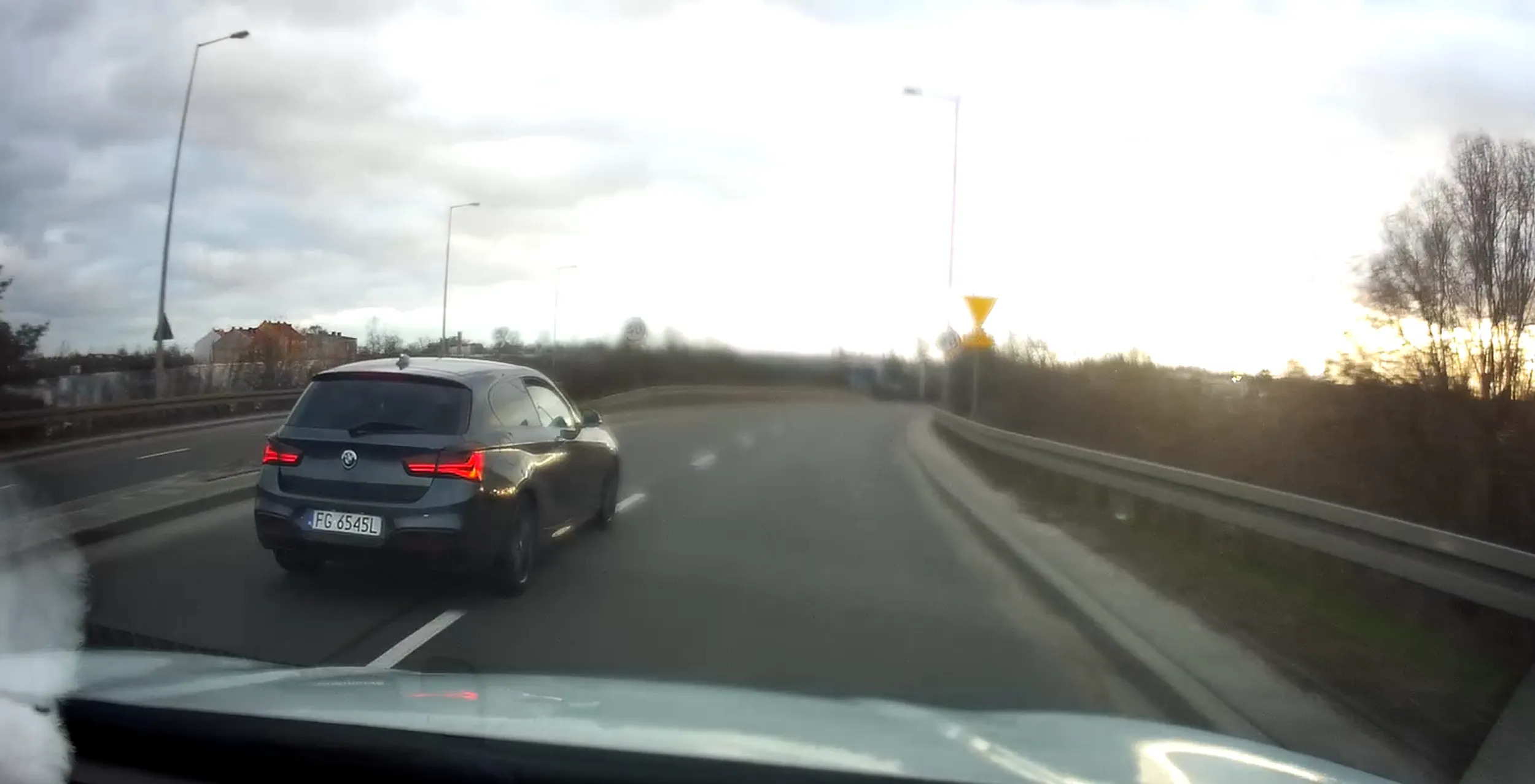 Nagrałem cię jak chciałeś wymusić kolizję zajeżdząjąc mi pas. Nagranie wysłane na komisariat w Gorzowie