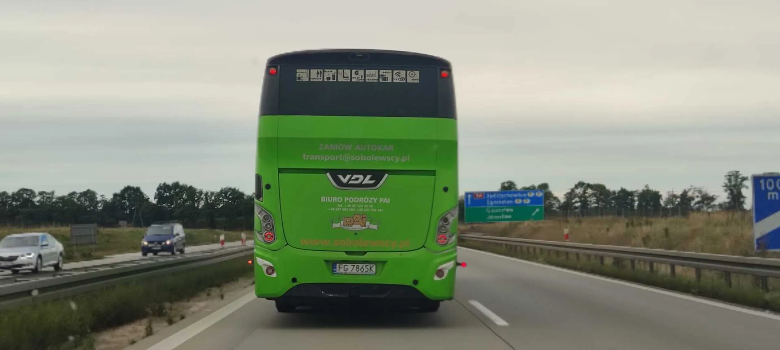 Burak, kierowca flixbusa wymusza pierwszeństwo podczas zmiany pasa zmuszając do gwałtownego hamowania na autostradzie!