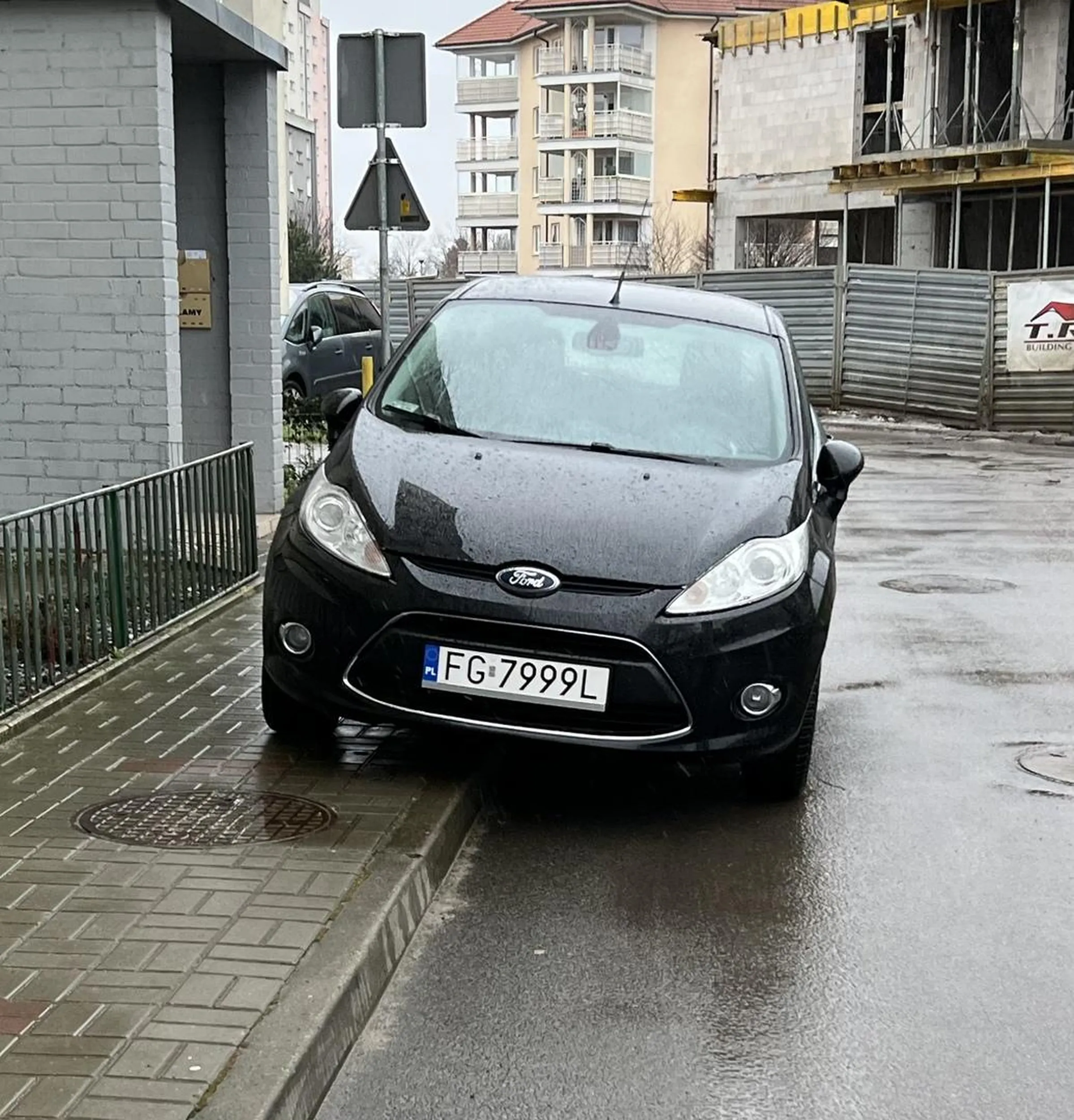 Parkuje po chodnikach i ma pretensje do innych, stary dziad. Wracaj na kursy i naucz się tego, gdzie się parkuje.