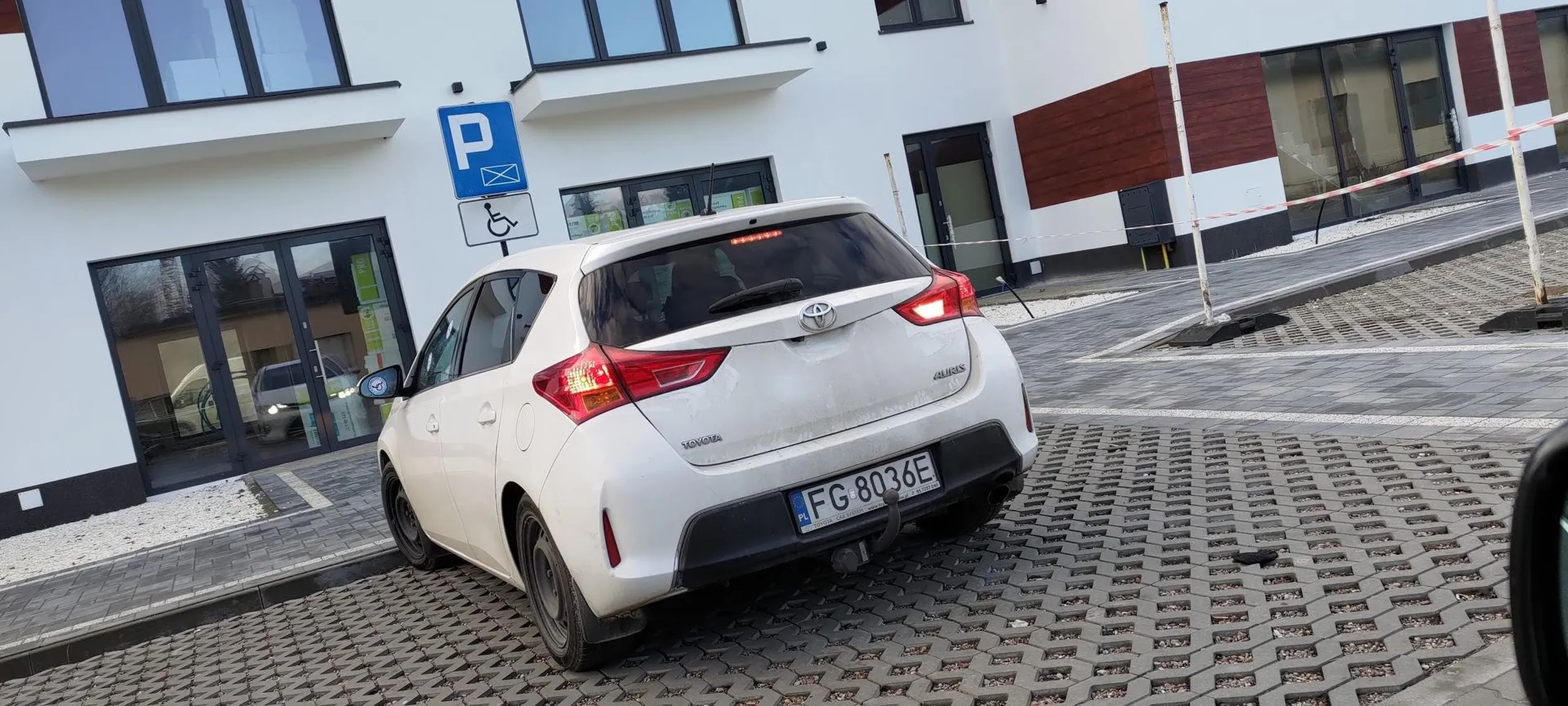 d	Pani "NA MOMENCIK" zaparkowała na kopercie pomimo, że dosłownie po lewej stronie były 3 puste miejsca parkingowe ale do mięsnego miała 10 metrów bliżej.