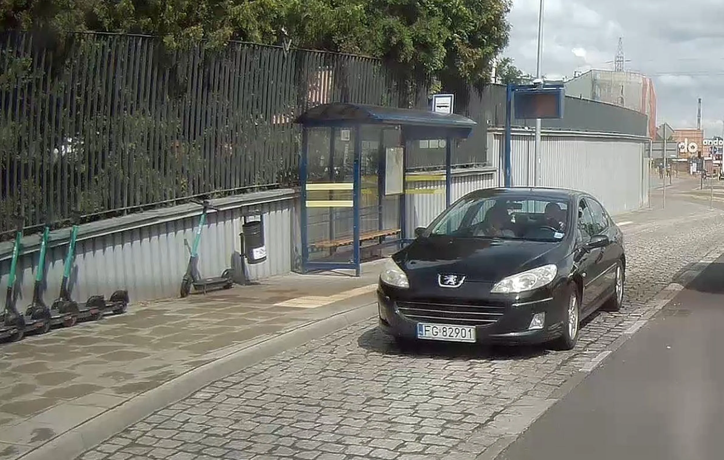 nie zatrzymujemy się na przystankach a tym bardziej nie pośrodku! miejsca mnóstwo do zatrzymania było 10 sekund dalej