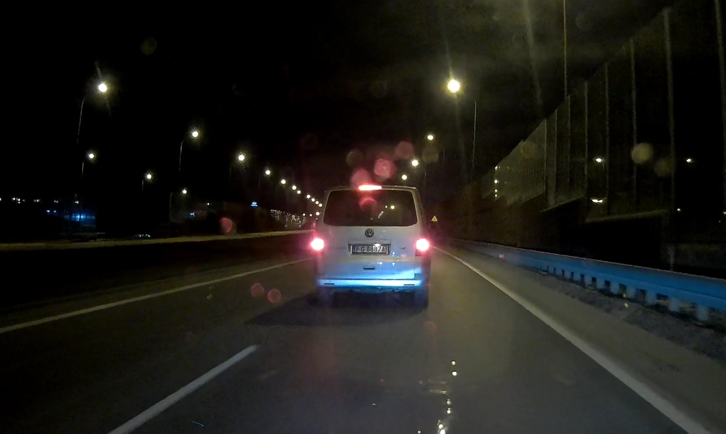 Chory samobójca w VW Transporter, zajeżdża drogę, wymusza pierwszeństwo i prawie doprowadza do karambolu przy prędkości 100km/h