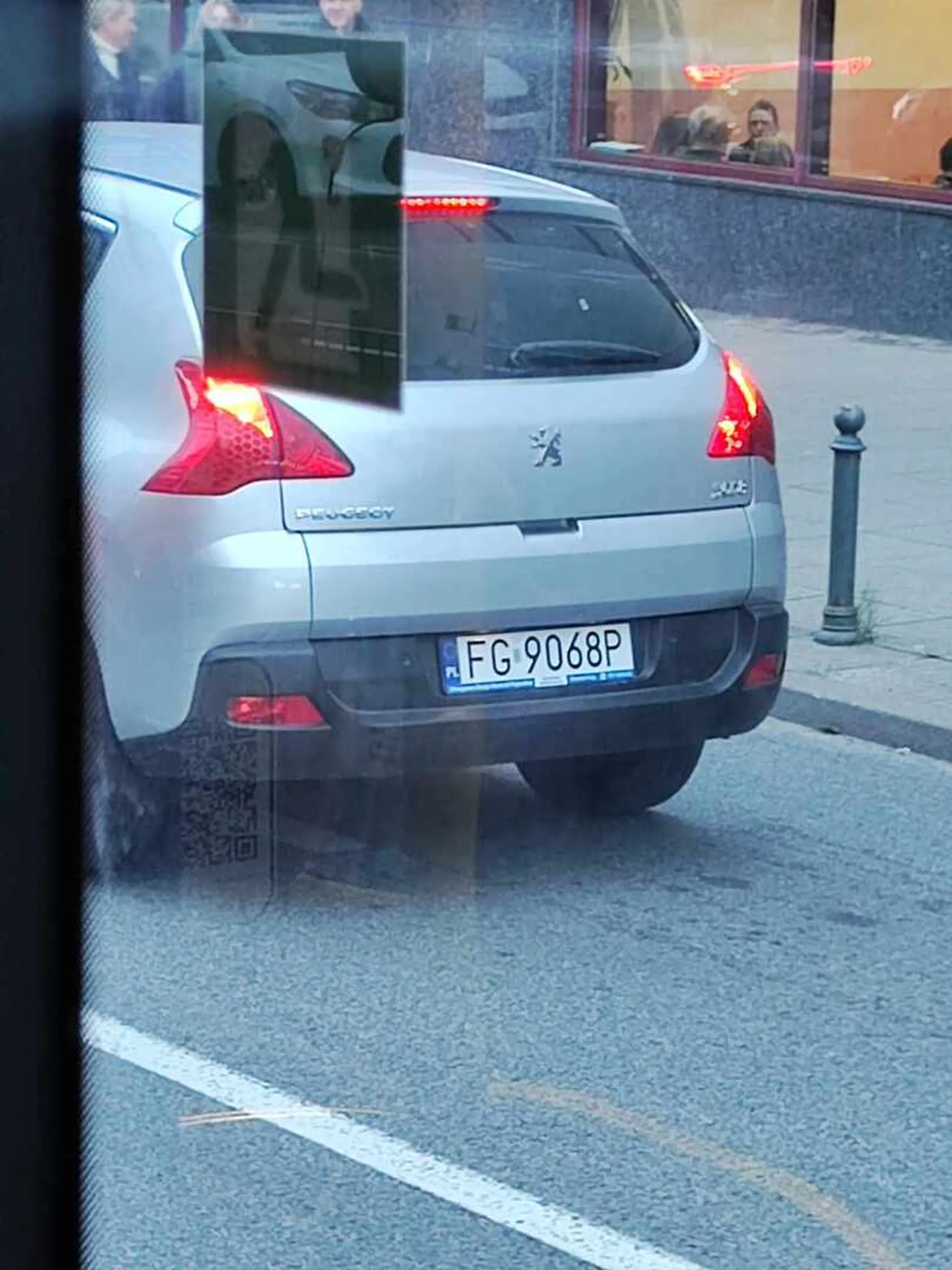 Trąbi na autobus, który obsługuje przystanek.