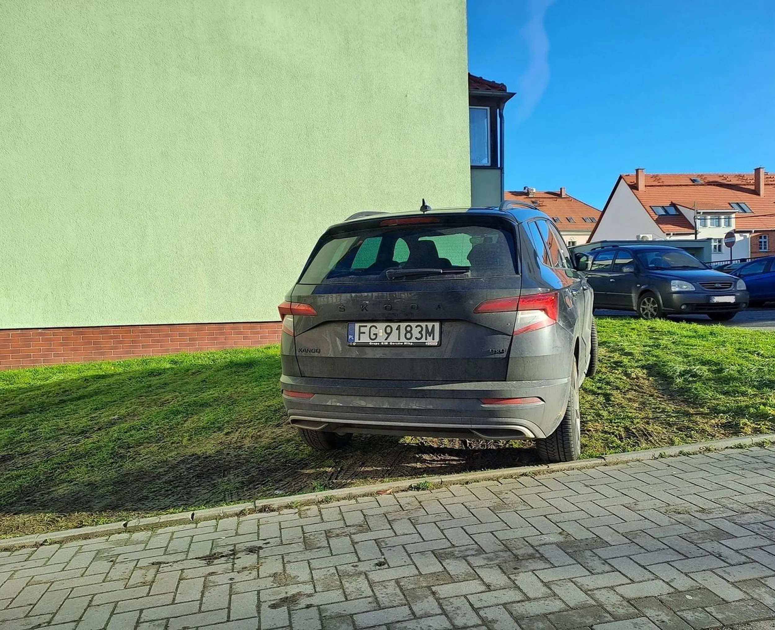 Niemal codziennie niszczy trawnik przy Myśliborskim sądzie. Rzekomo zna się na prawie. Odpowiedz