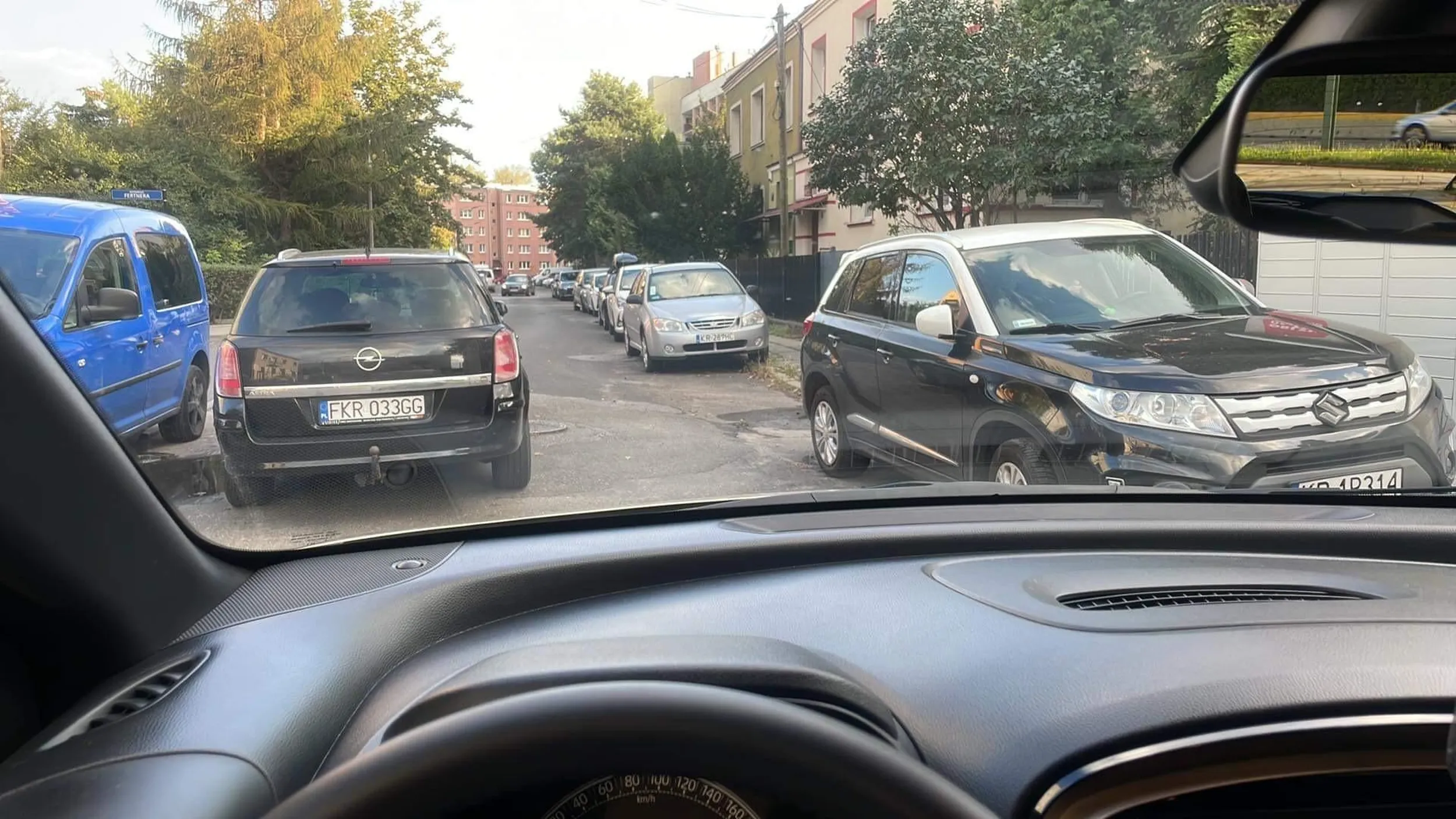 Ratownik medyczny który parkuje na środku ulicy w niedozwolonym miejscu i zastawia drogę na cały dzień. Brawo za wyobraźnie. Straż miejska poinformowana.