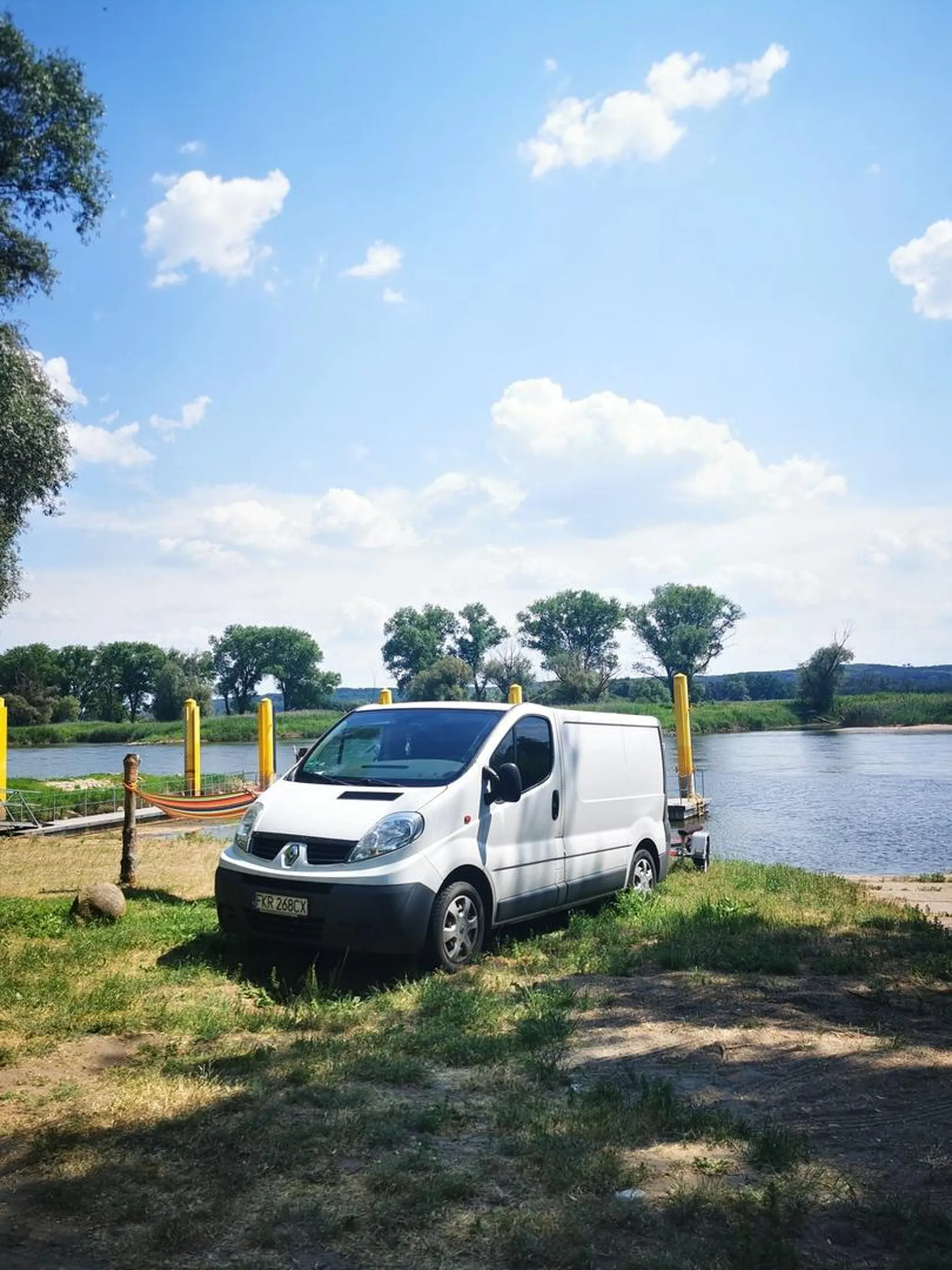 Proszę pana/panią nie staje się w takim miejscu jak zaraz obok jest wyznaczone miejsce do parkowania. W ten sposób utrudnia się manewry innych samochodów...