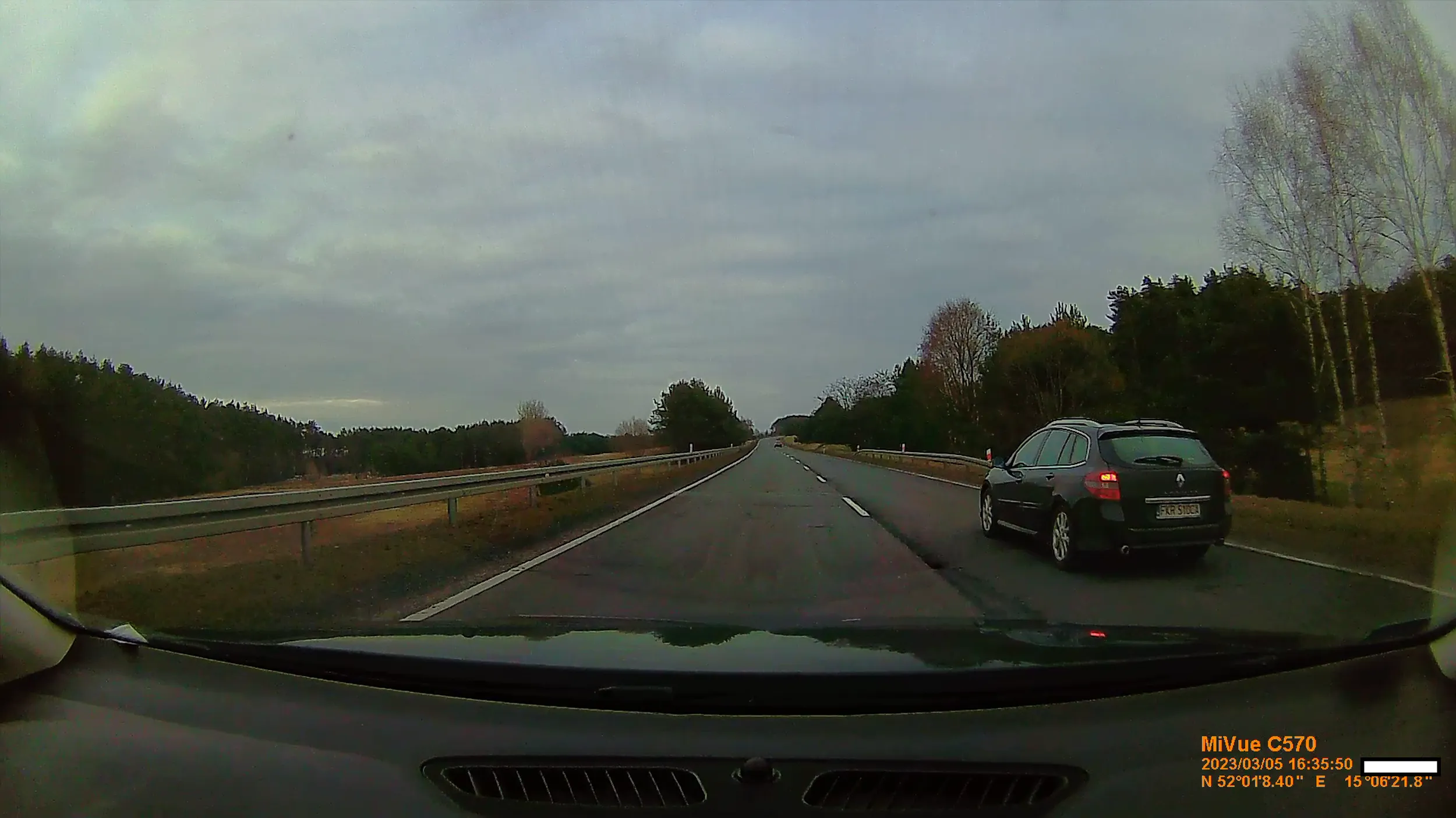 Zdajesz sobie sprawe ze przyspieszanie podczas manewru wyprzedzania to 350 zl i 3 pnkt moze niewiele ale zawsze cos film wyslany na stop agresji drogowej .Nie pasowalo ci ze zatrzymalem sie na stop?