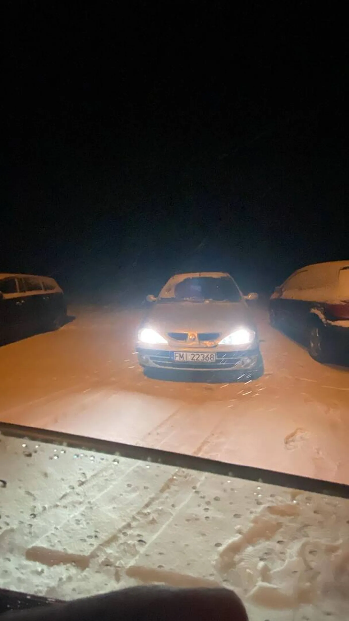 Nie polecam przywalił we mnie na parkingu i uciekł złodziej i oszust żeby mu się auto zepsulo