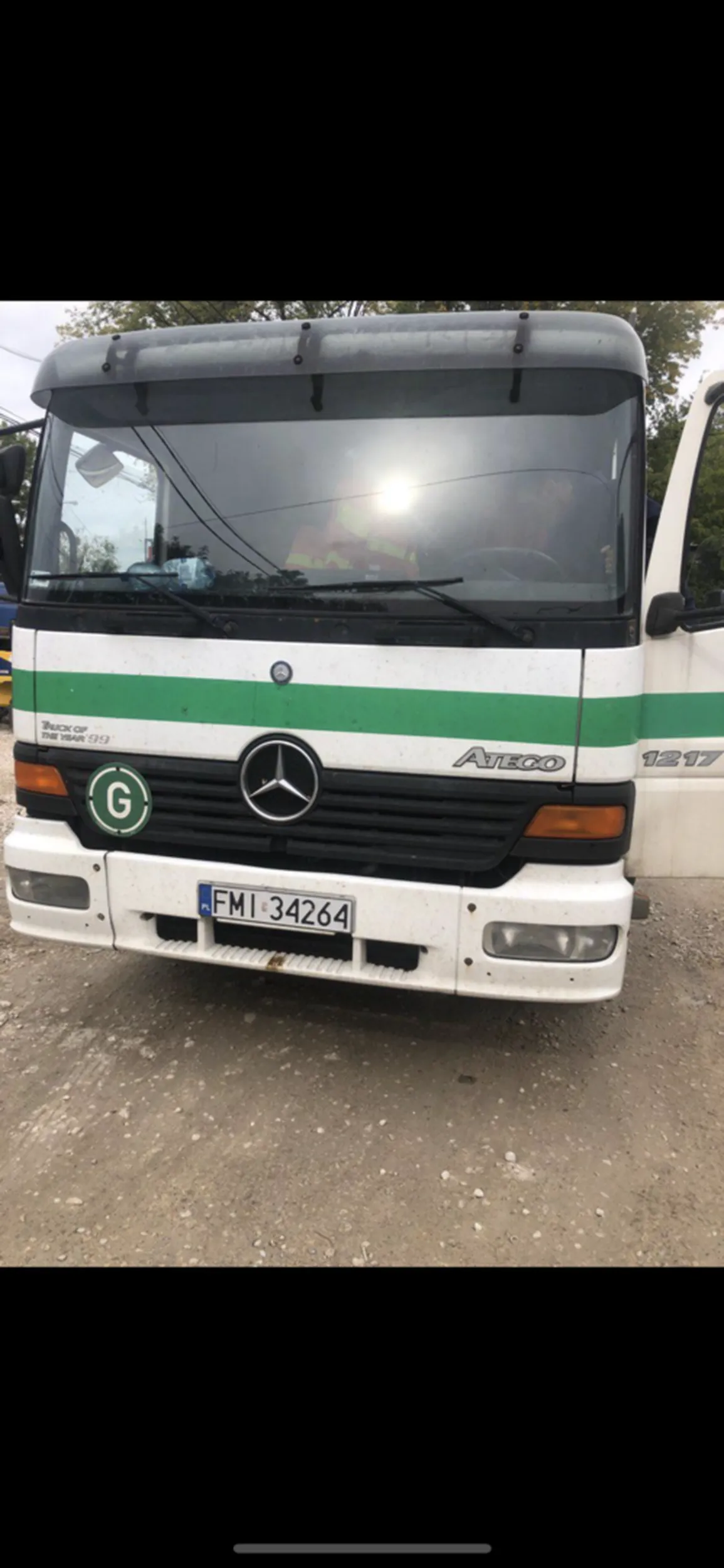 Przyjechał do mnie po kombajn, wyskoczył dobrze zbudowany i wysportowany gościu o bujnej fryzurze. Nie minęło 5 min już był załadowany. Zdążyłem mu zrobić tylko takie zdjęcie