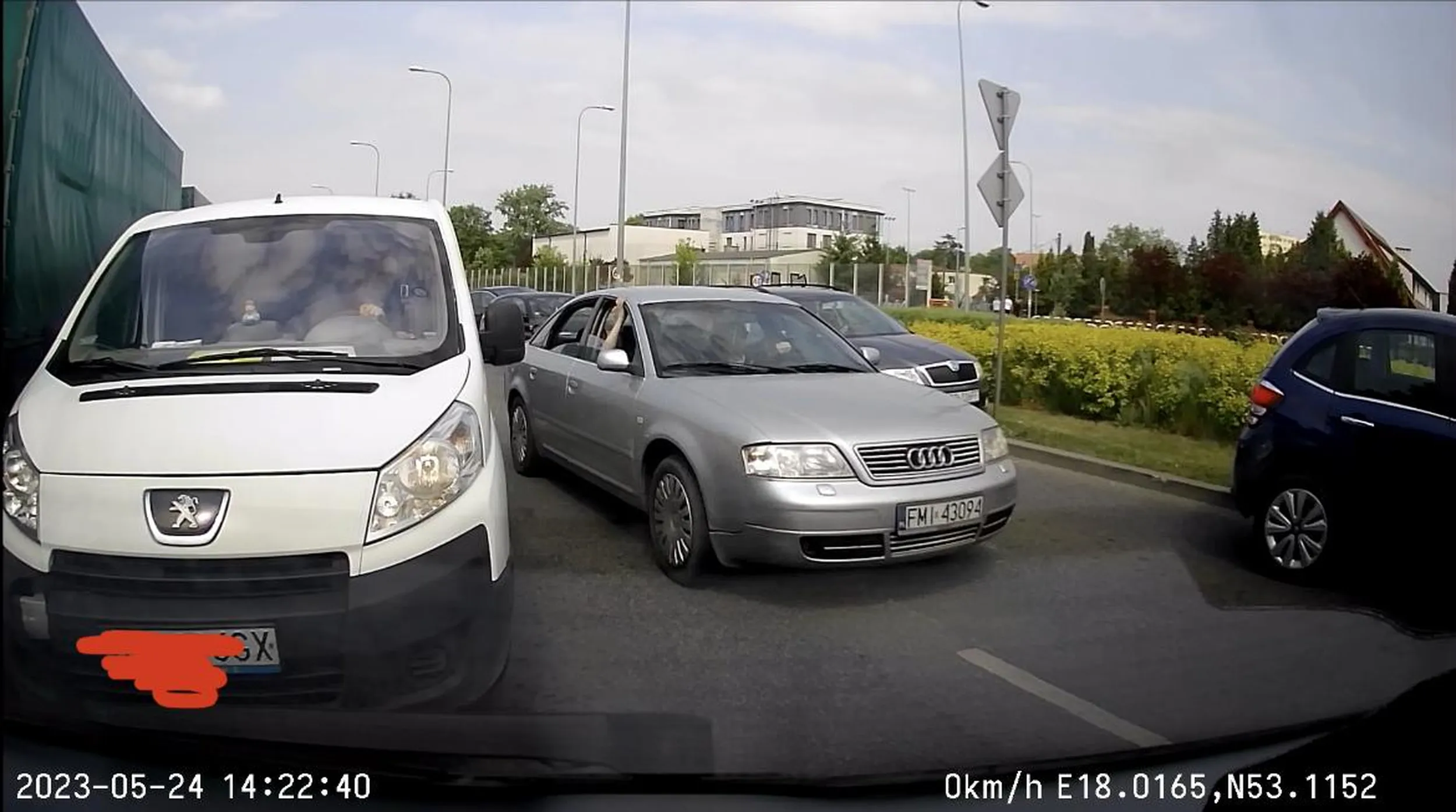 Wykorzystanie korytarza życia utworzonego dla karetki, nie mając z tą karetką nic wspólnego grozi wysokim mandatem, który mam nadzieje kierowco otrzymasz :))
