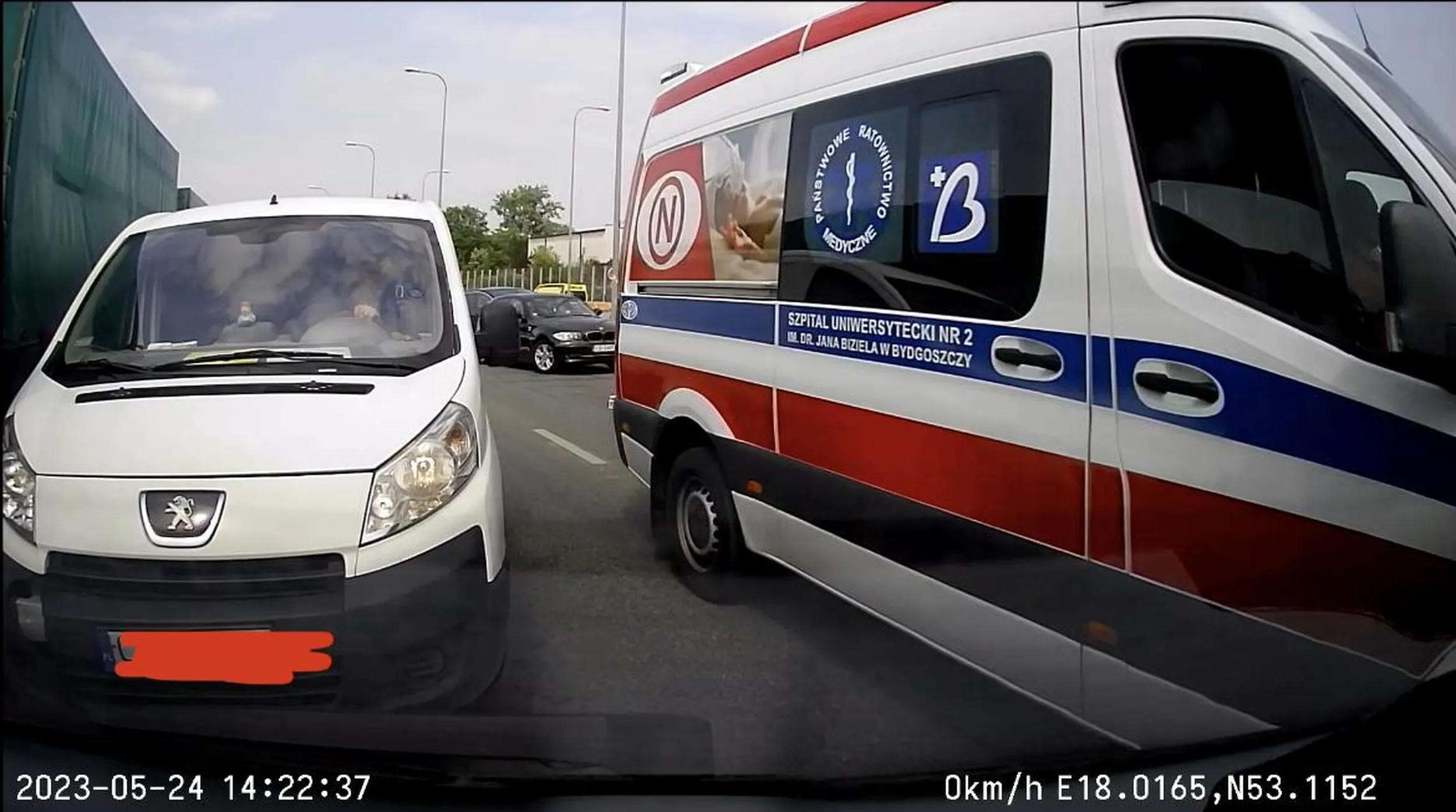 Wykorzystanie korytarza życia utworzonego dla karetki, nie mając z tą karetką nic wspólnego grozi wysokim mandatem, który mam nadzieje kierowco otrzymasz :))