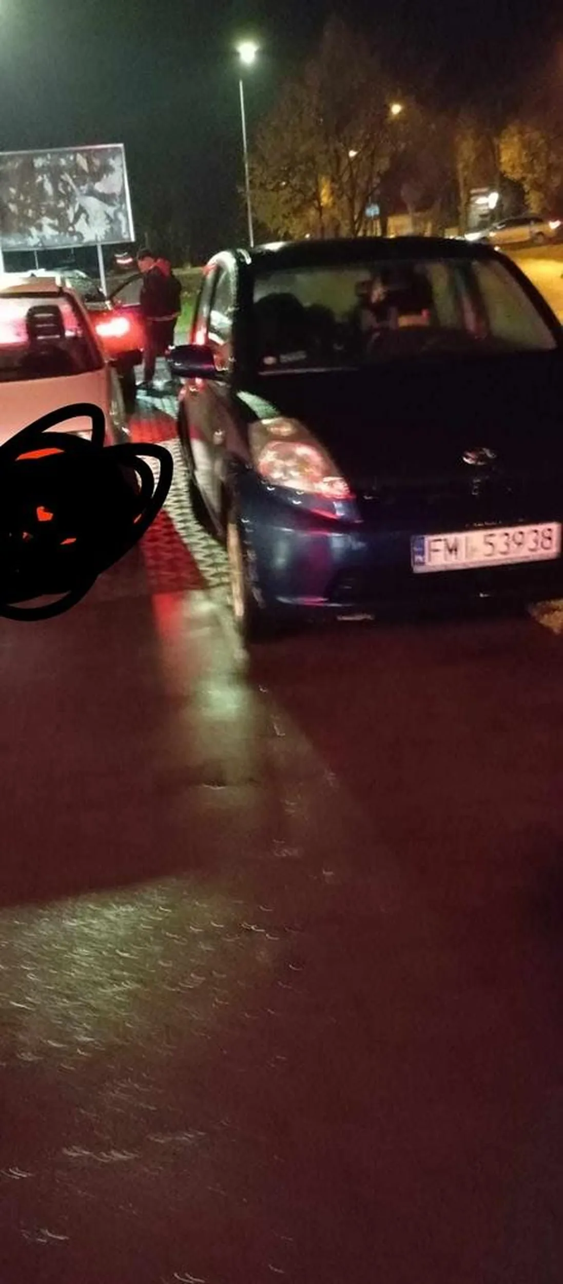 No zjeb, naucz sie parkować. Wejść sie do auta nie da. A wielmożny książe/ksiezniczka blokuje pol wyjazdu