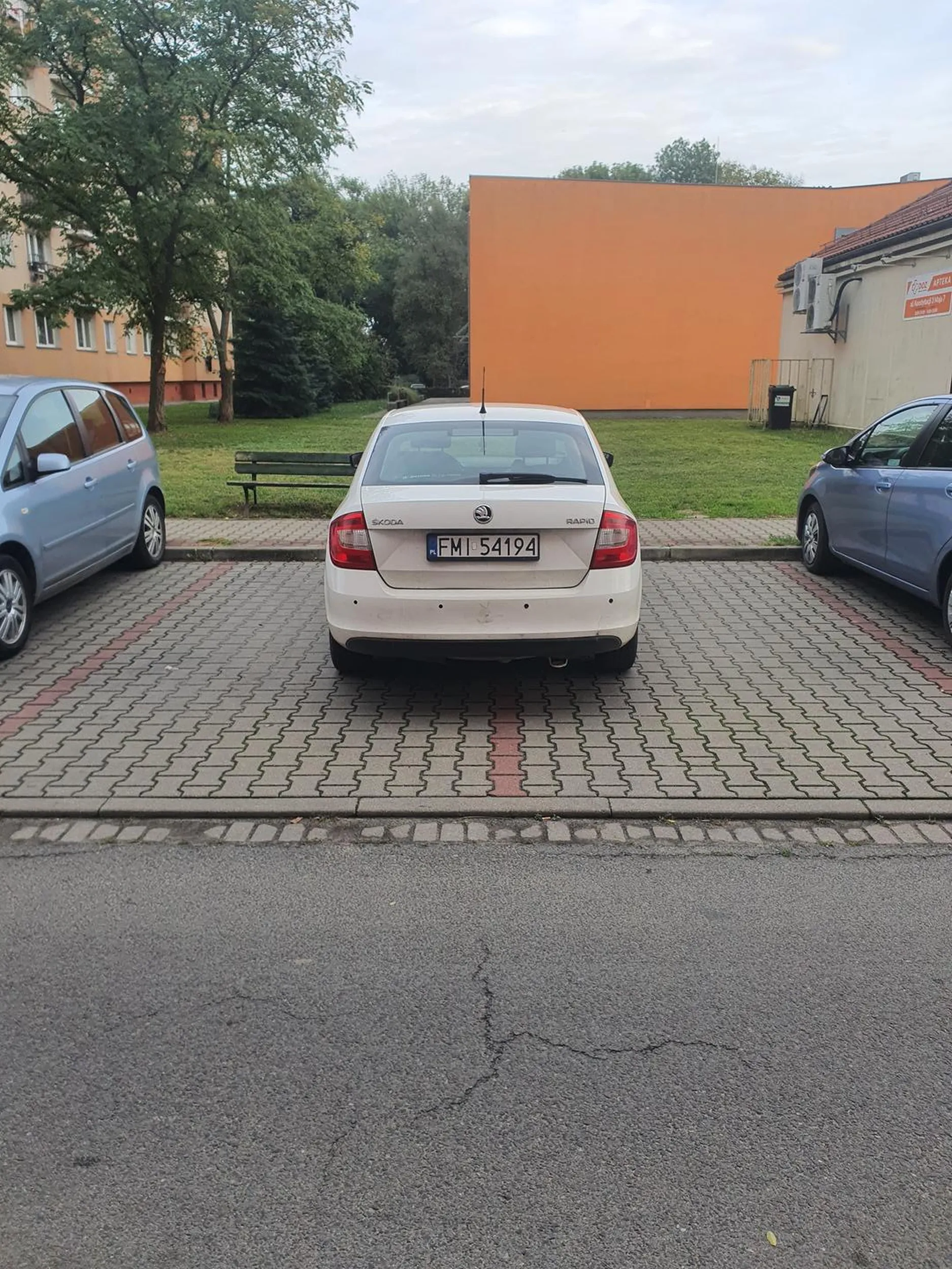 W Piątek 17 ...parkowanie pod blokiem mieszkalnym......szkoda że nie mam karnego ...