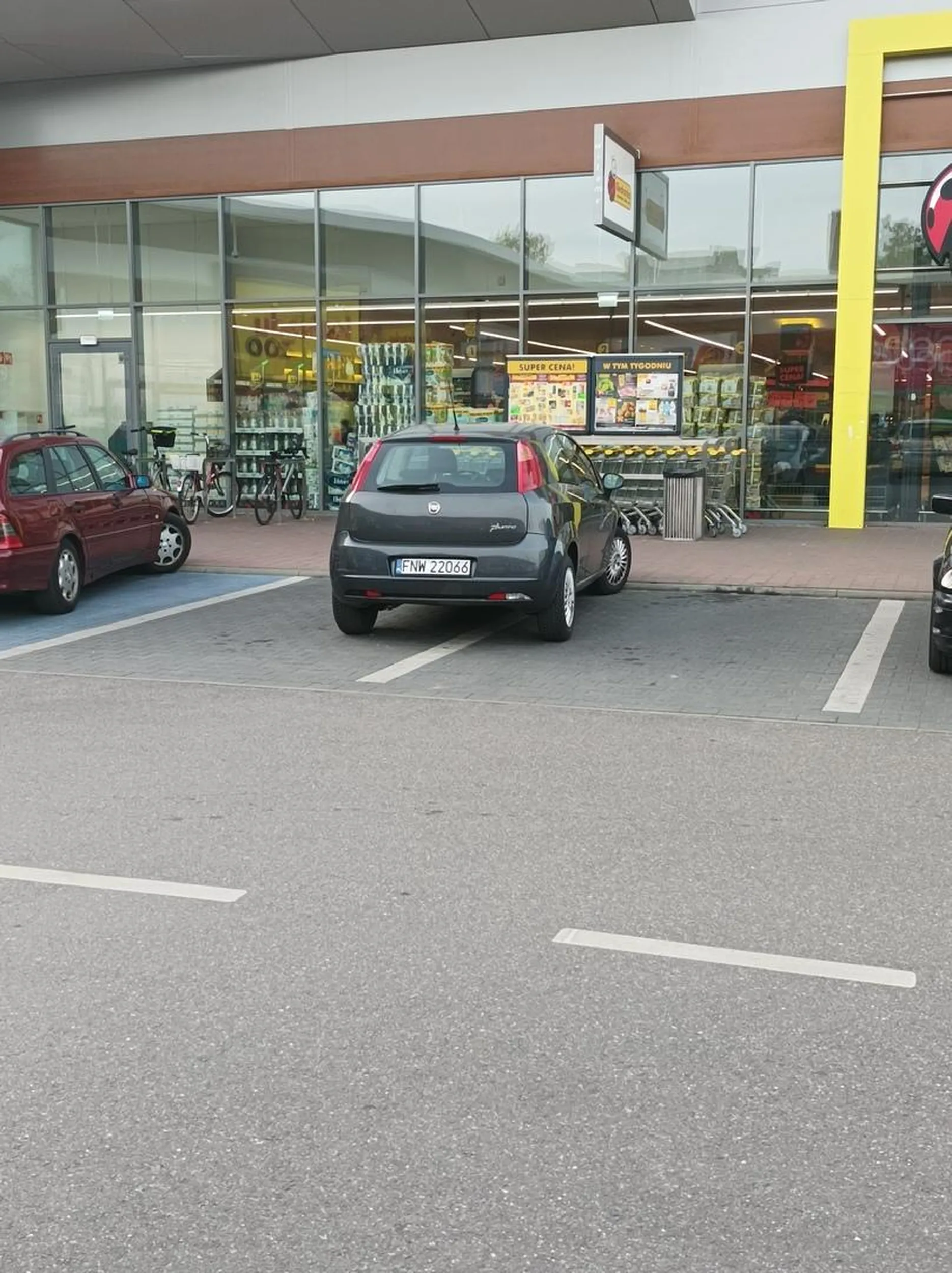 Kolejny mistrz parkowania.Prawko kupione pewnie na necie?