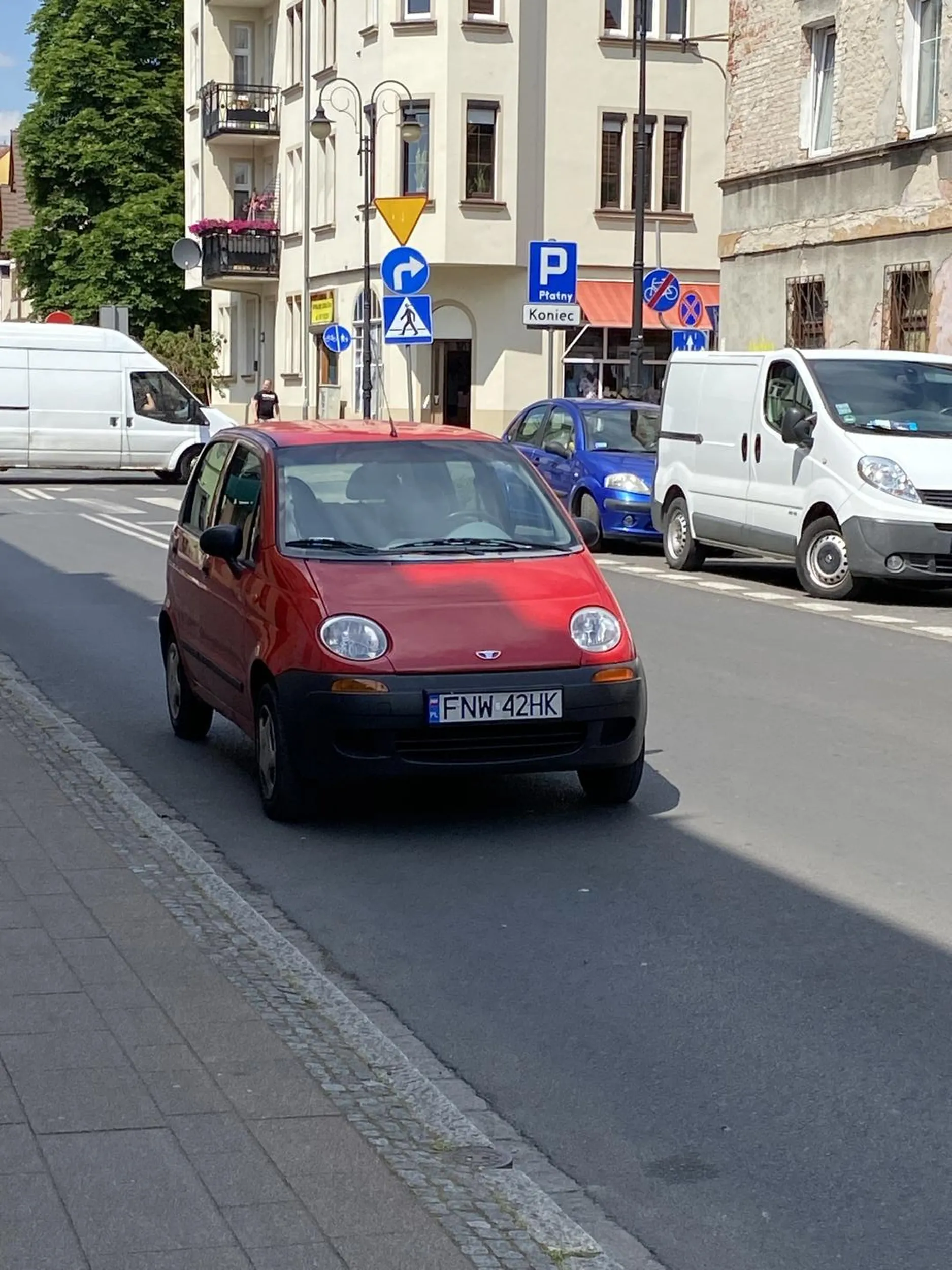 Kierowca pierdomatiza zaparkował swojego rumaka na drodze po kilku minutach zaczął się robić korek
