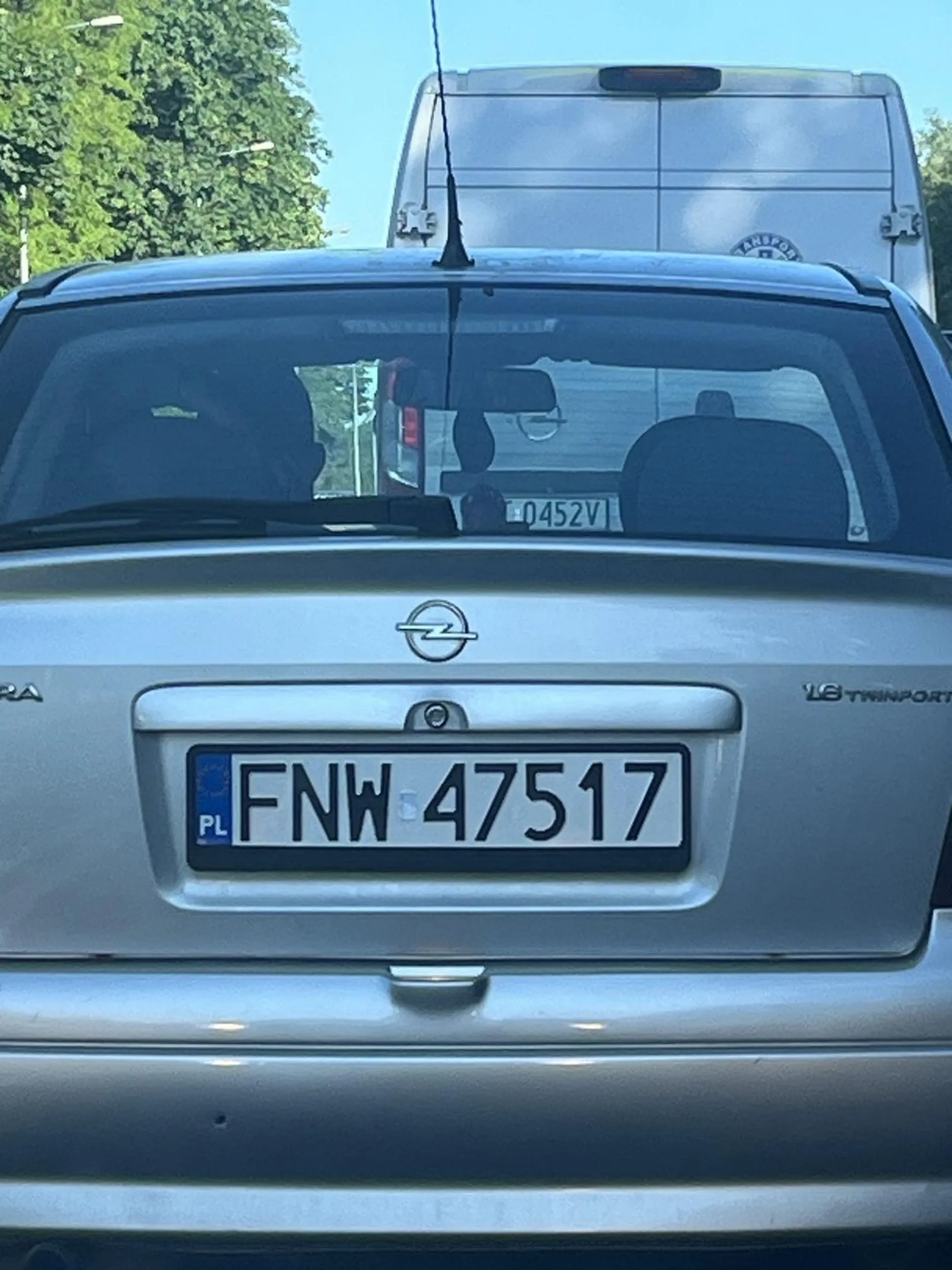 Typie naucz się jeździć autem w korku. To nie jest parking ani wycieczka krajoznawcza. Jeśli wygrałeś prawko w czipsach to gratuluje ale nie wsiadaj więcej do auta jak masz jeździć jak Zjeb.