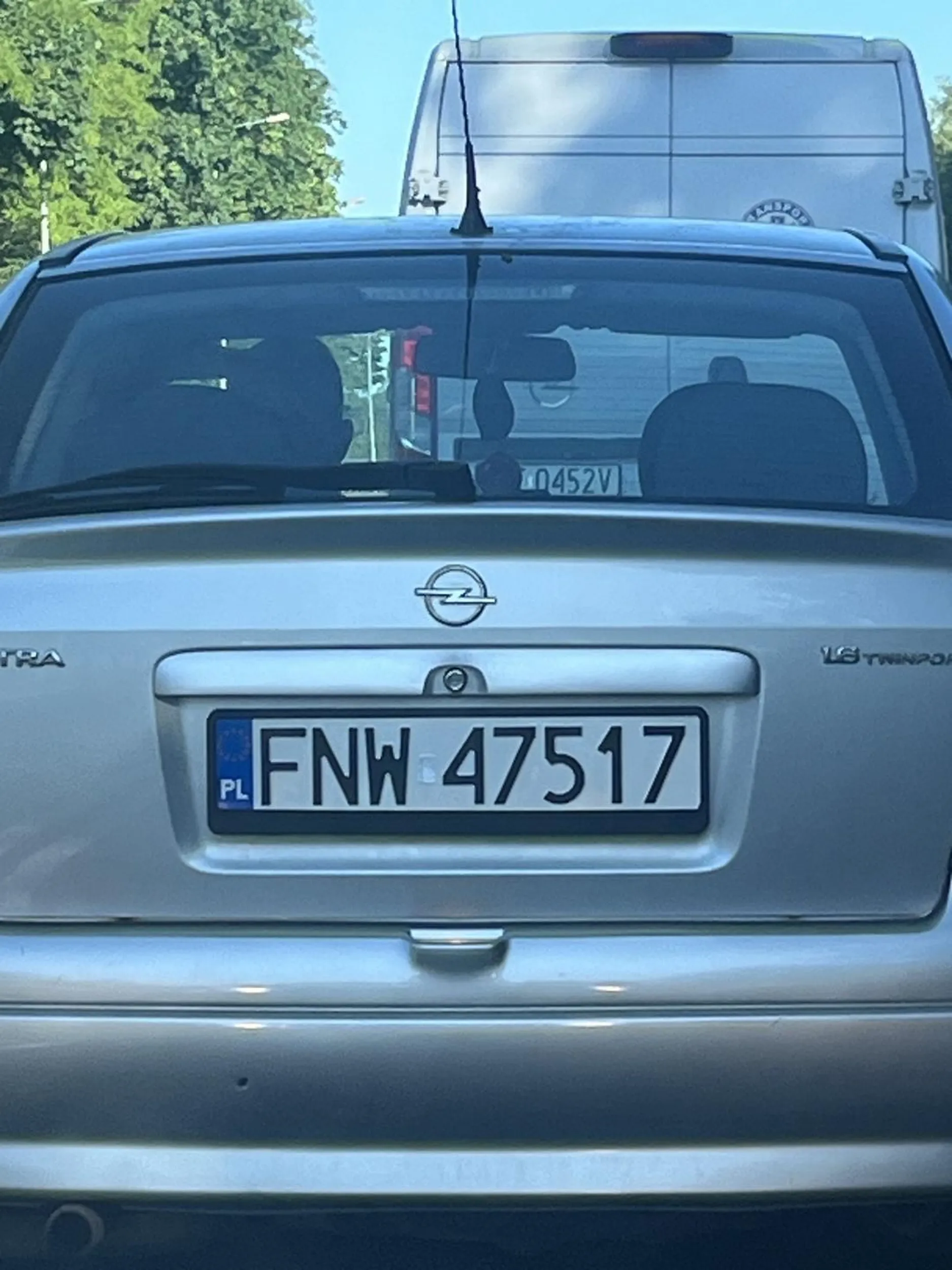 Typie naucz się jeździć autem w korku. To nie jest parking ani wycieczka krajoznawcza. Jeśli wygrałeś prawko w czipsach to gratuluje ale nie wsiadaj więcej do auta jak masz jeździć jak Zjeb.