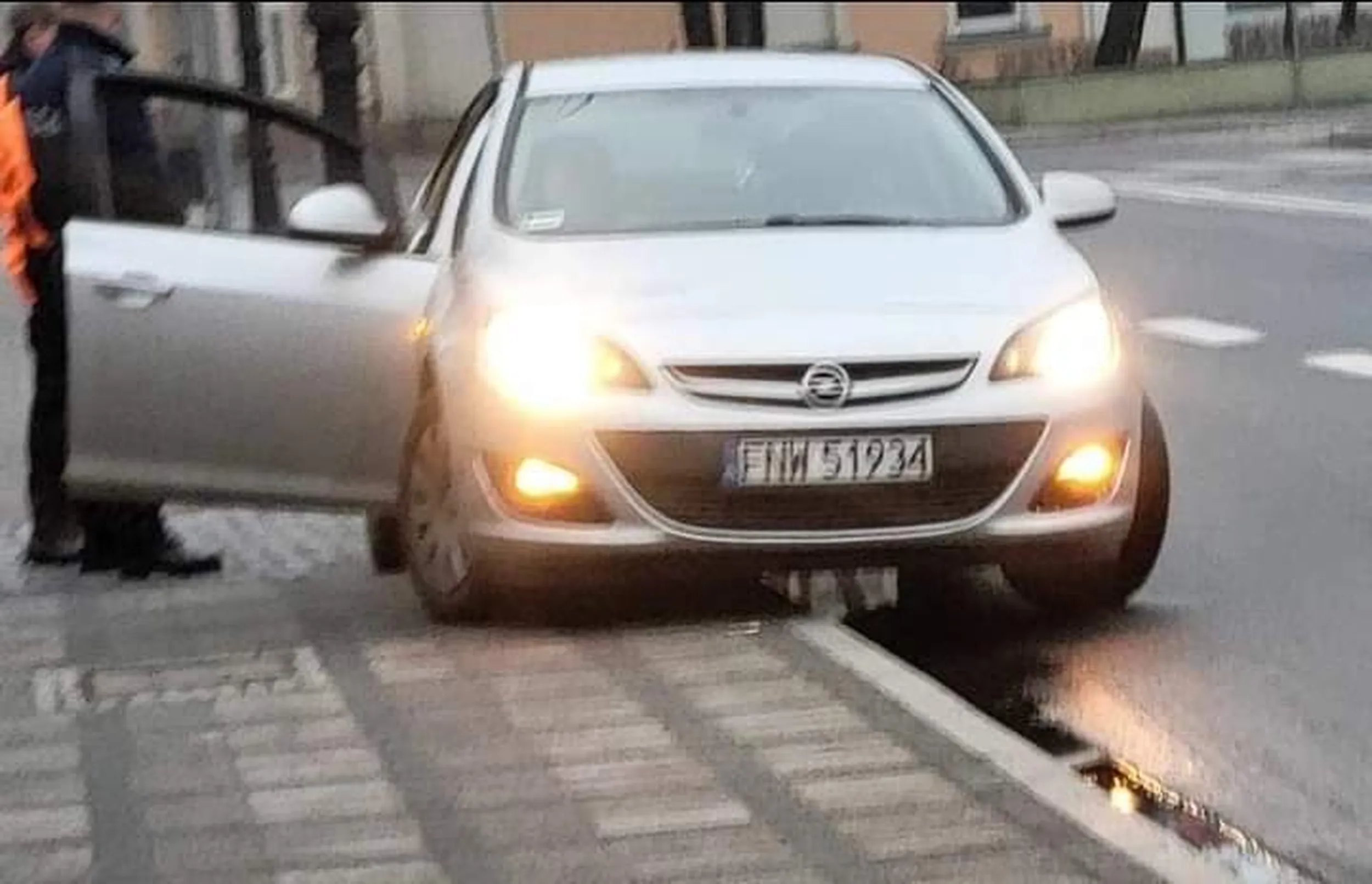 To nie oznakowany radiowóz opel