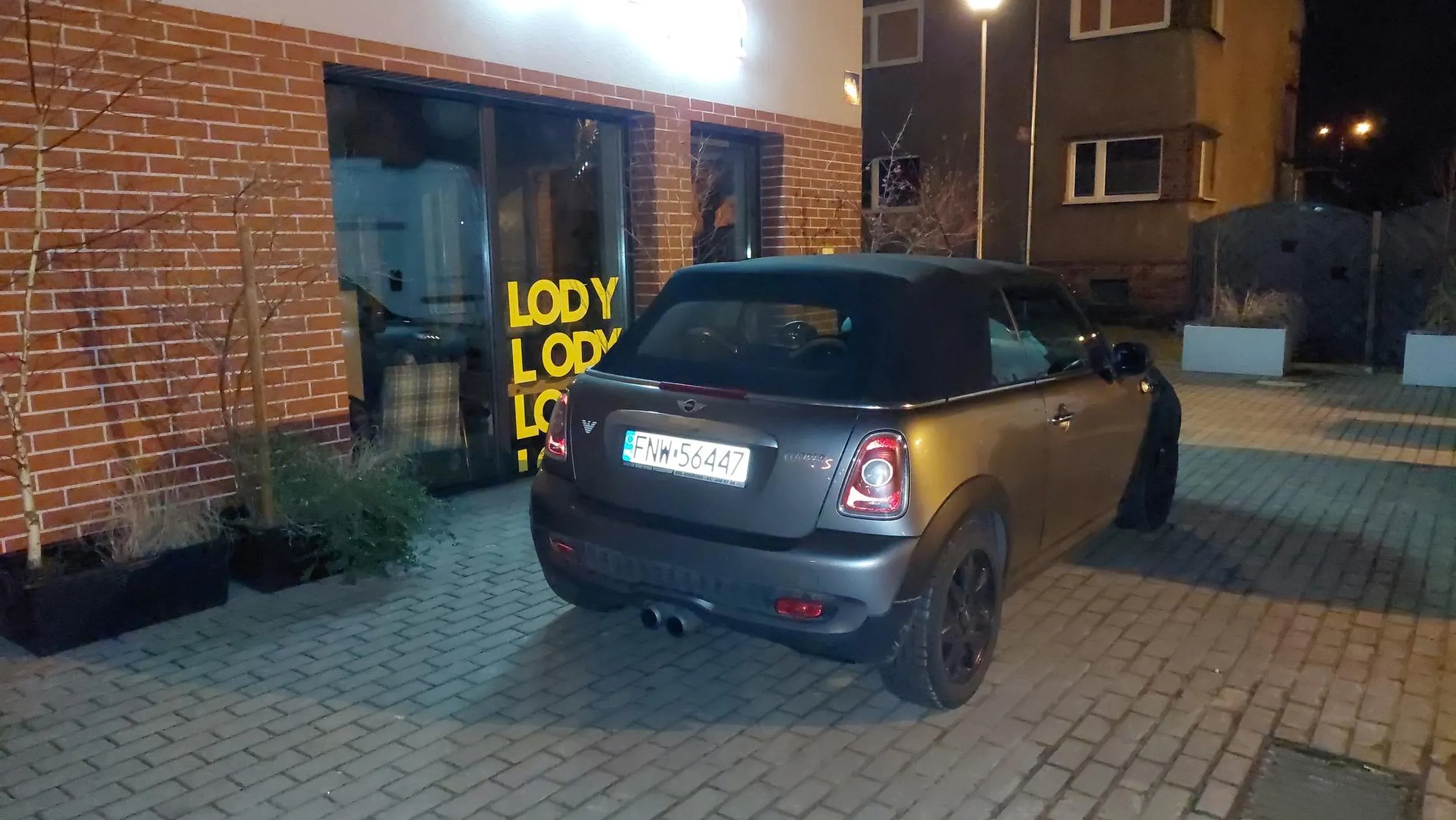 Szkoda, że nie wjechałaś/eś pod same drzwi. Nie musiałbym wnosić towaru.