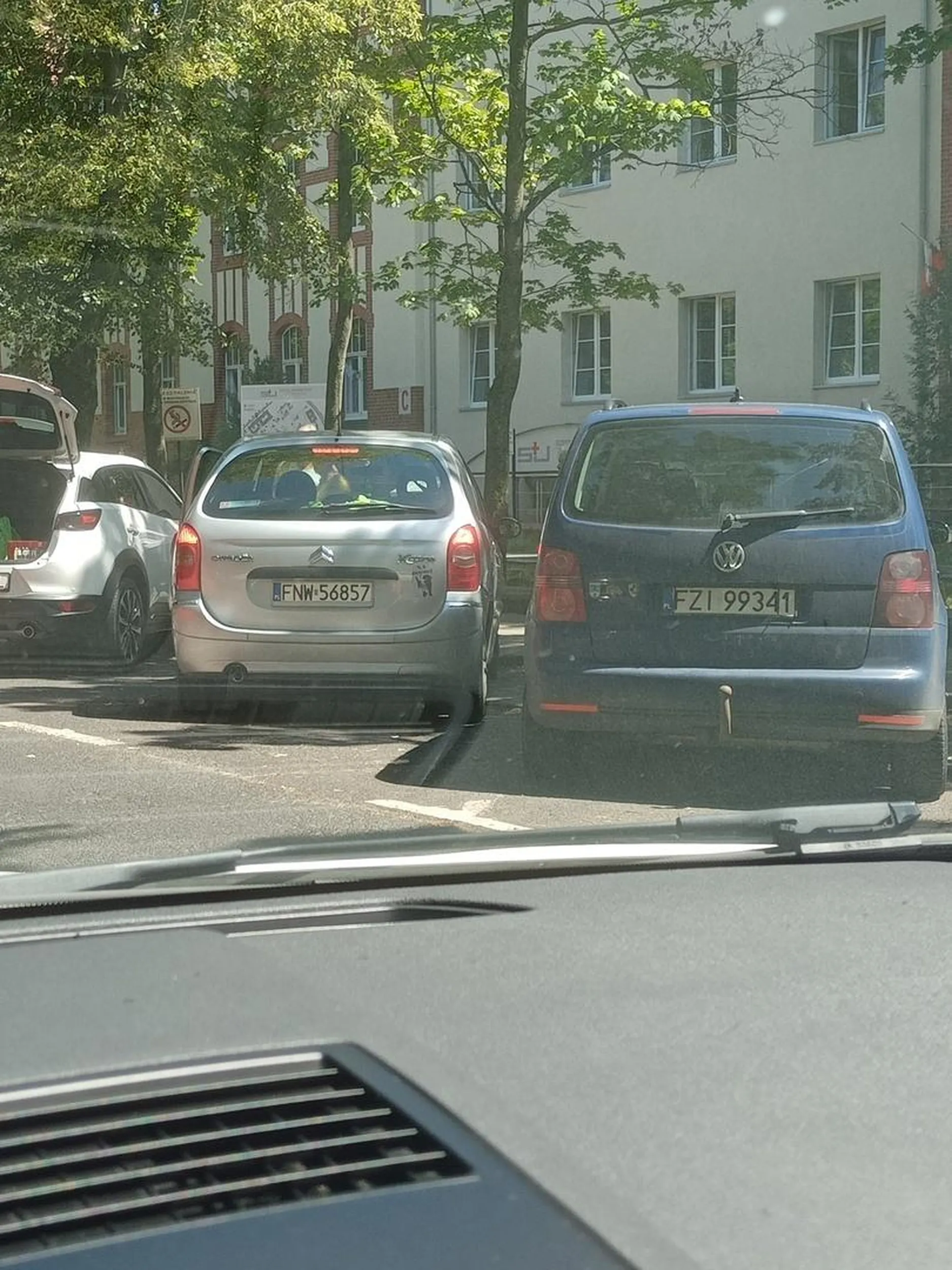 Nie polecam kierowcy, przy wyjeżdżaniu z parkingu pod szpitalem przerysował bok samochody stojący na prawo od niego, następnie odjechał bez zostawienia inforjmacji do kontaktu dla właściciela