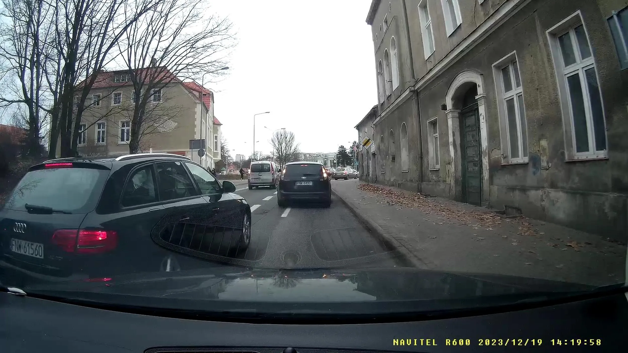 Co ty wyprawiasz ?Zrobiłeś to na żywca i po chamsku bo ty chcesz jechać w prawo .Mogłeś przepuścić te 2 auta ale nie wpierd.....le się między nie.