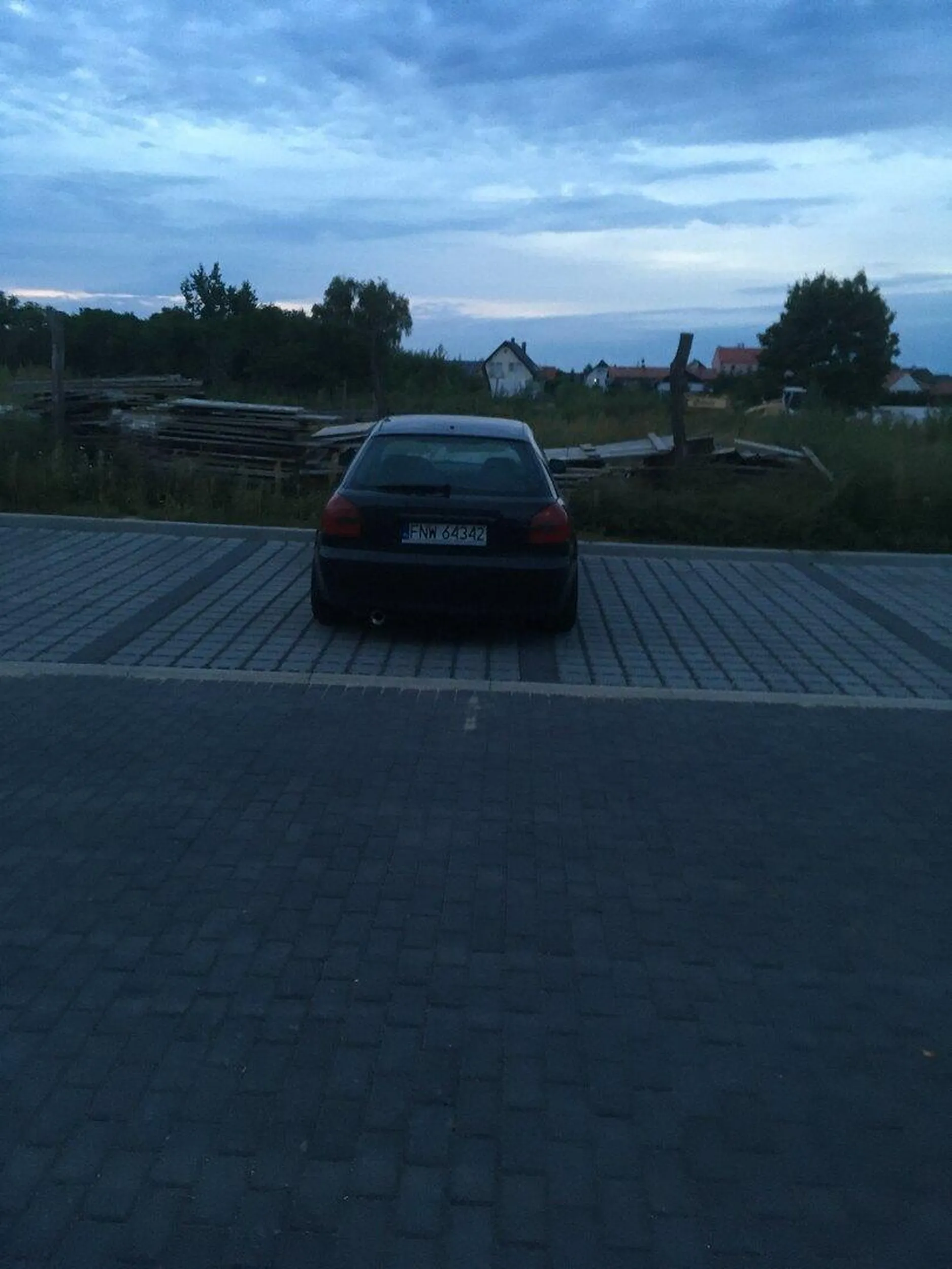 Smiec co staje na dwa miejsca. Nie polecam kierowcy