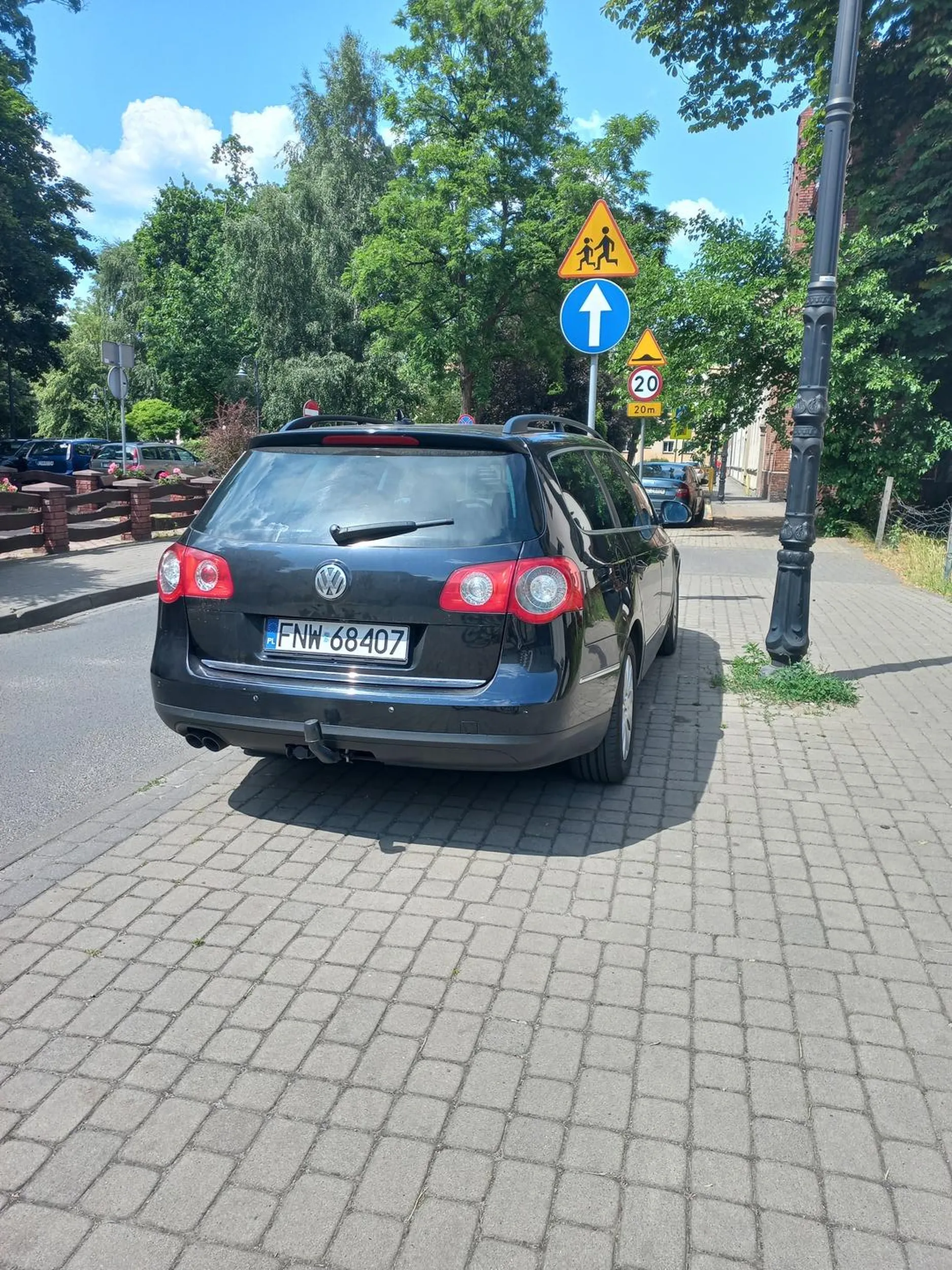 Nie dość że wjechał pod prąd to zaparkował na chodniku