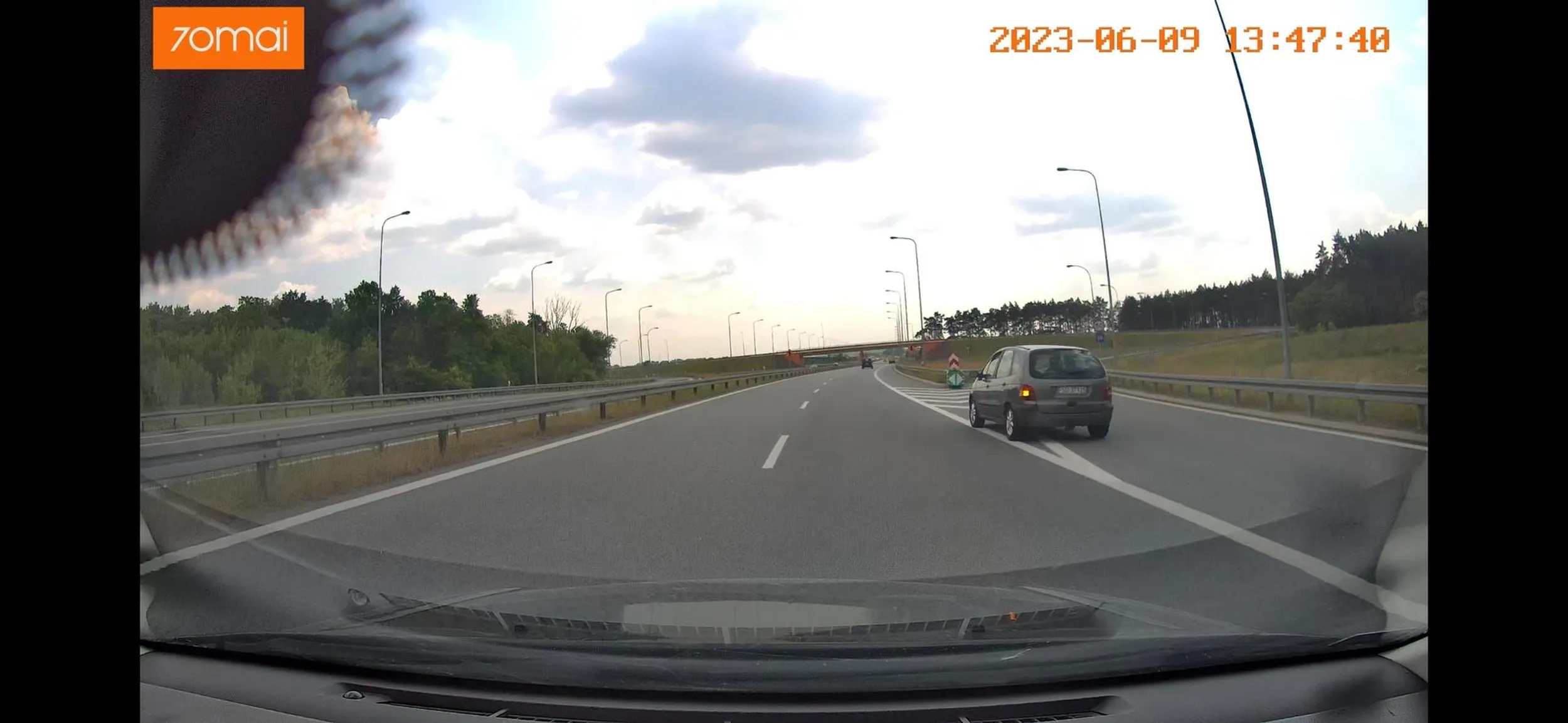 Upośledzony i niebezpieczny człowiek. Zajechał mi drogę gdy jechałem 130 km/h na trasie S3. Był na zjeździe z ekspresówki i się rozmyślił. Mam film jako dowód.
