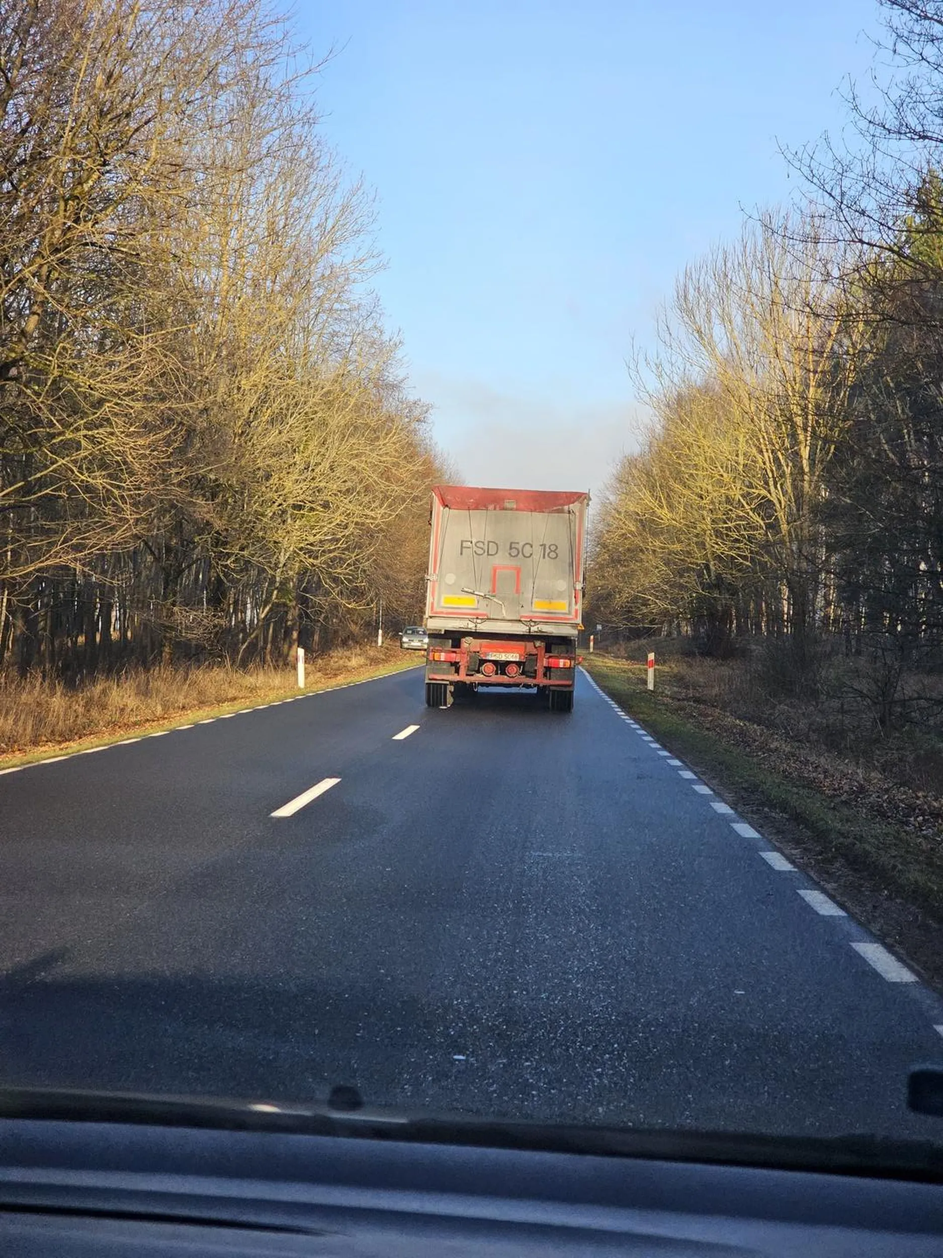 Kierowca jedzie środkiem drogi przy wyprzedzaniu musiałem uciekać na pobocze gdyż wielki szeryf nie potrafi utrzymać pojazdu na swoim pasie