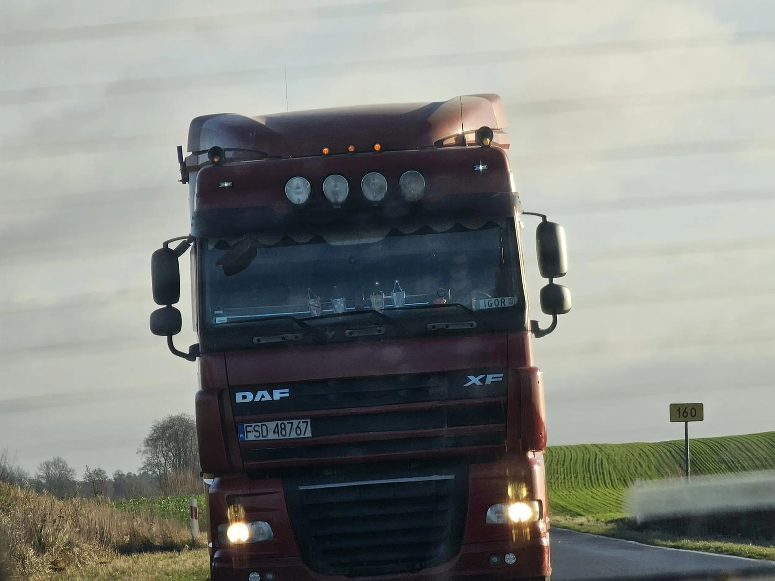 Kierowca jedzie środkiem drogi przy wyprzedzaniu musiałem uciekać na pobocze gdyż wielki szeryf nie potrafi utrzymać pojazdu na swoim pasie