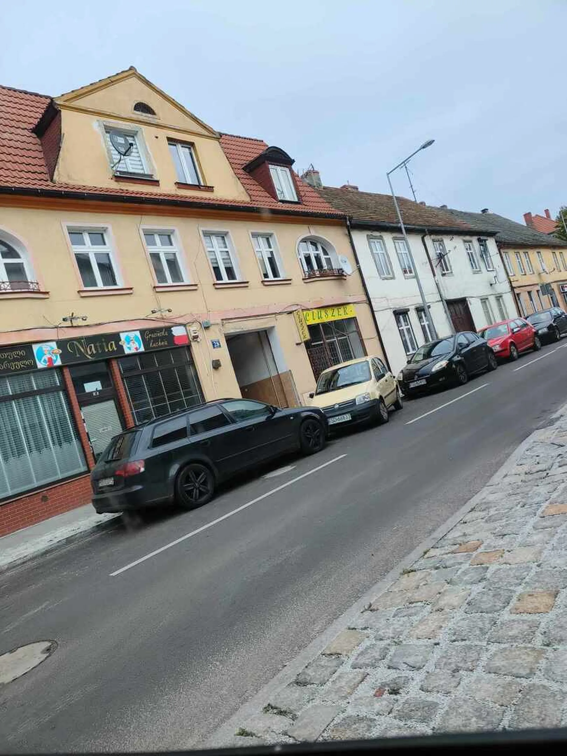 Gagatek codziennie wiesza sobie poprzeczkę wyżej w kategorii "najgorzej zaparkowane auto" i za każdym razem ją przeskakuje niczym Małysz punkt K na Holmenkollen. Tutaj jak Rejtan zagrodził jedyny wyjazd z podwórka, wcześniej wierzchołek jego pandzierza niemal pocałował budynek obok - co jest wyczynem zważywszy na chodnik o szerokości 1,5 m. Jego Panda to drogowa puszka pandory i na wszelki wypadek parkuję na drugim końcu miasta