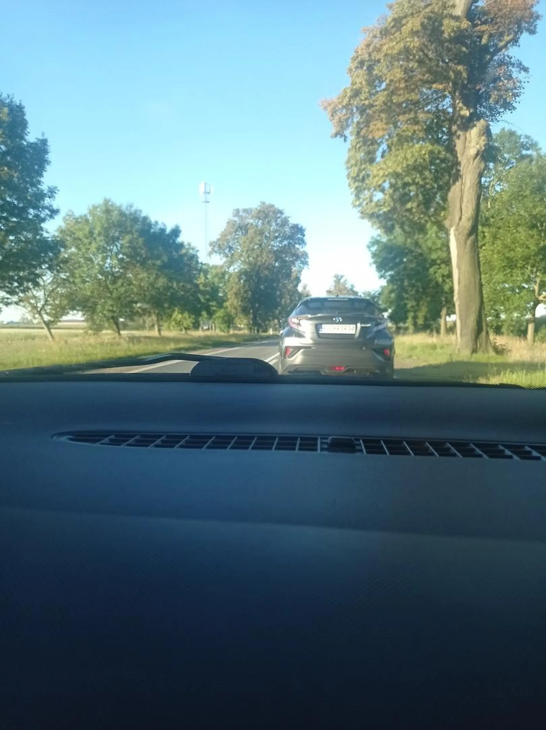 Nie pozdrawiam Pana z tego złoma jeśli się bierze pan za wyprzedzanie to warto spojrzeć w lusterko a nie zajechać komuś drogę ledwo co zdążyłem wyhamować