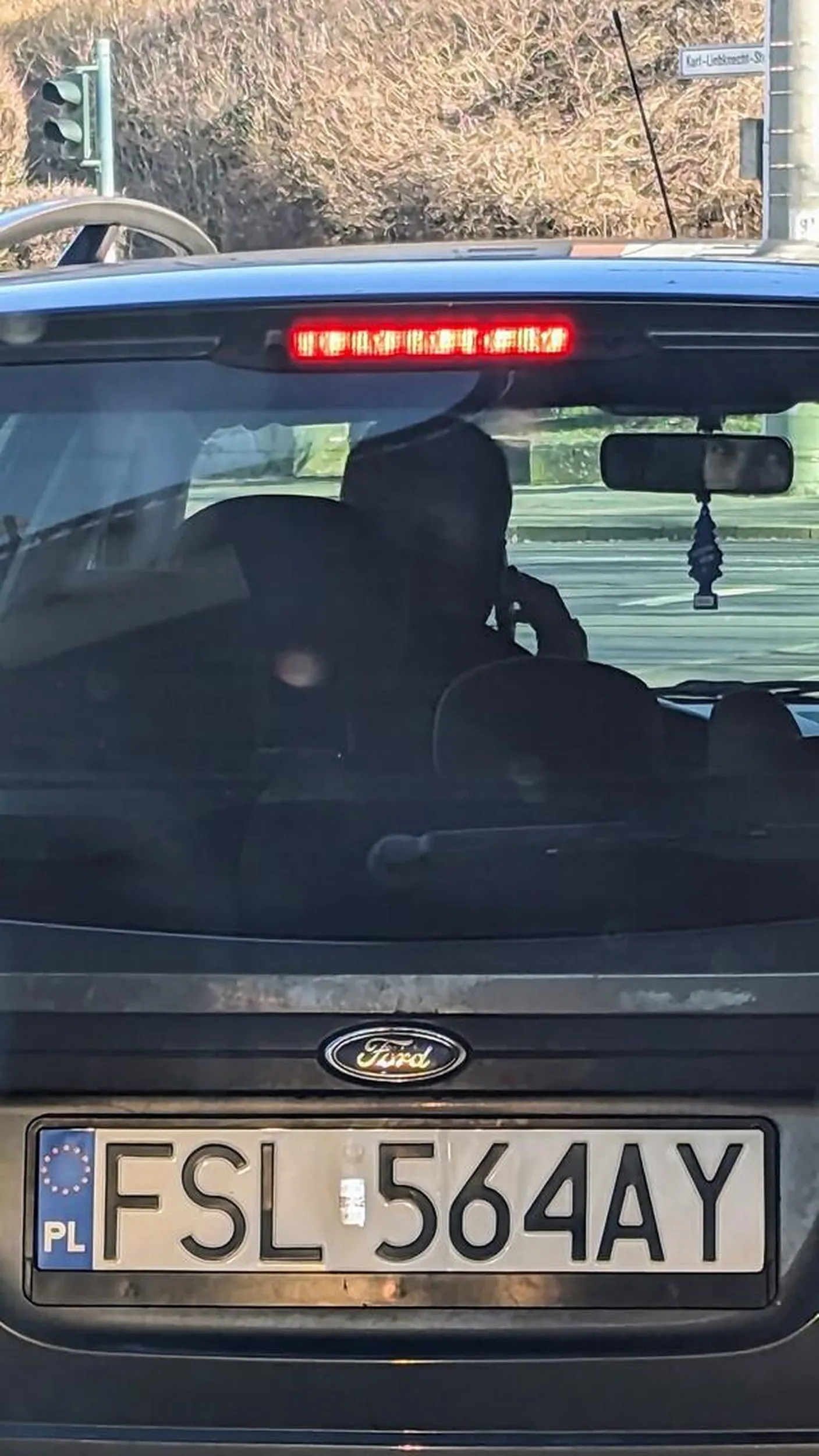 Człowieku słyszałeś kiedyś o zestawie słuchawkowym ? Jak prowadzisz to nie rozmawiaj przez telefon. Twoja reakcja na ewentualny zły rozwój sytuacji na drodze na pewno będzie słabsza gdy trzymasz telefon przy uchu. Prowadź bezpieczniej. Porozmawiasz przez telefon jak skończysz prowadzić ;)