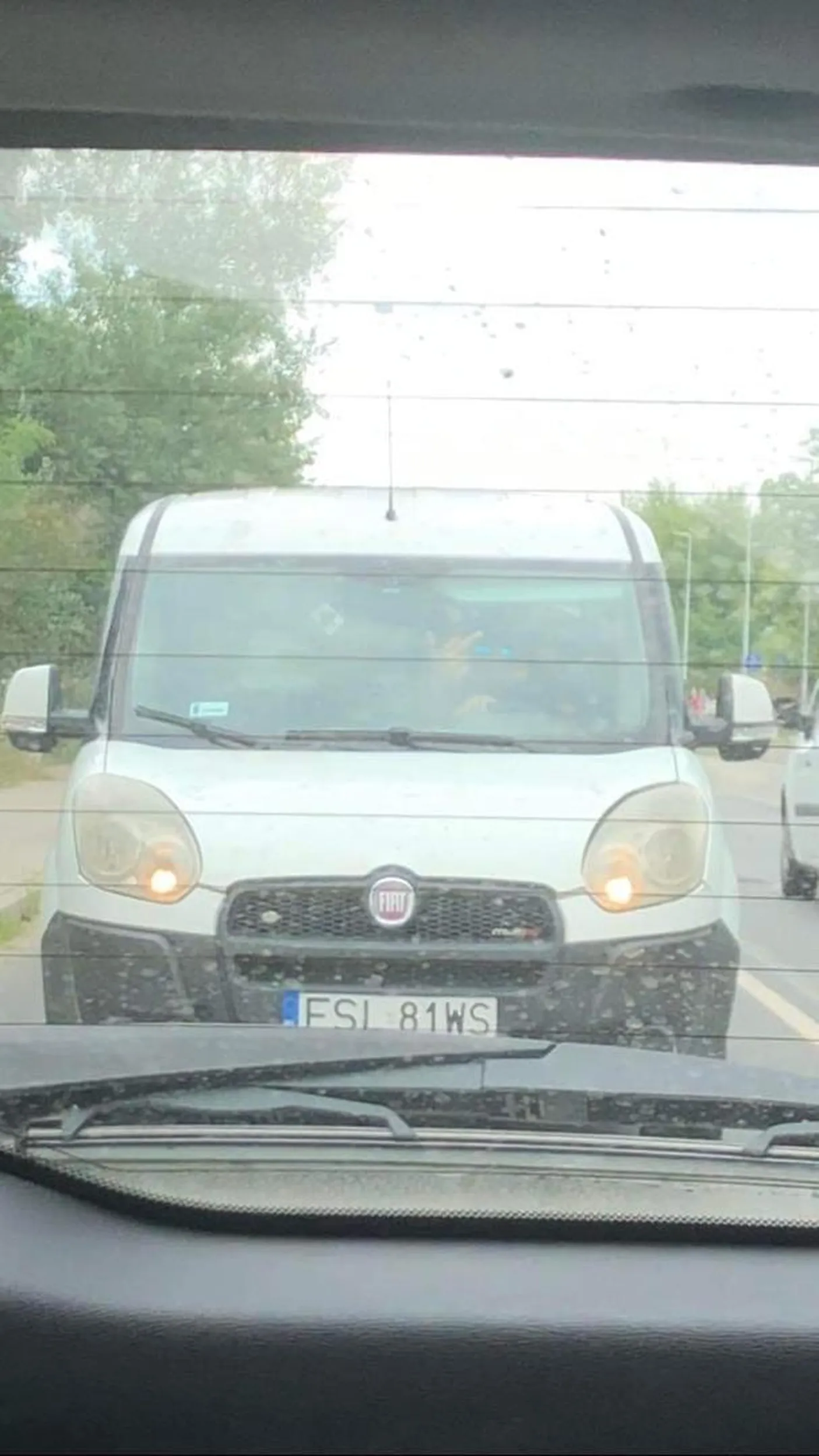 Koleś jechał nam na dupie a jak MUSIAŁAM zahamować to nas wyprzedził, odpierdalał szajs, jechał po wszystkich pasach PSYCHIATRYK!