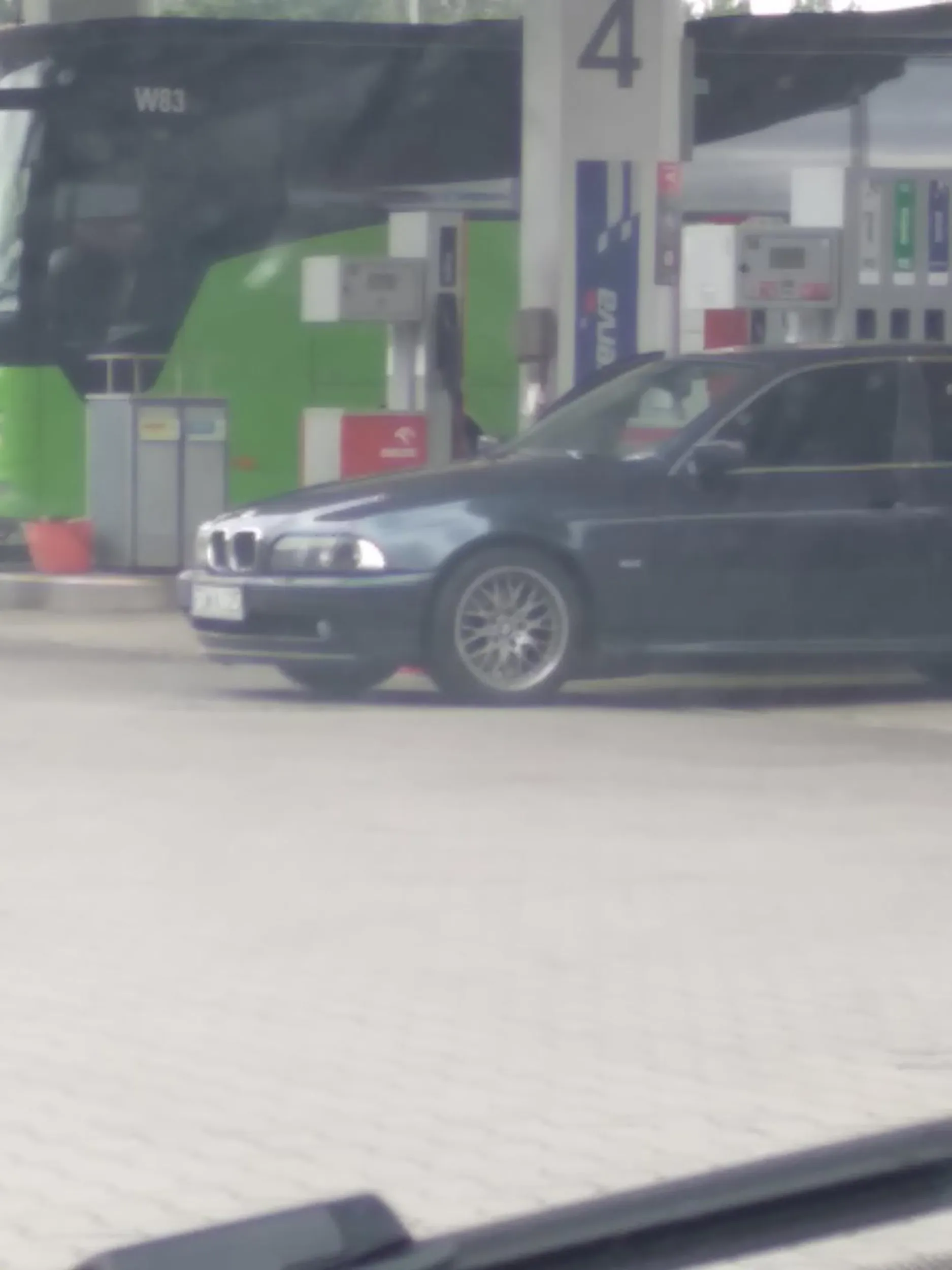 E39 pełna cyganskich obwoźnych handlarzy sztućcami i perfumami marki boos