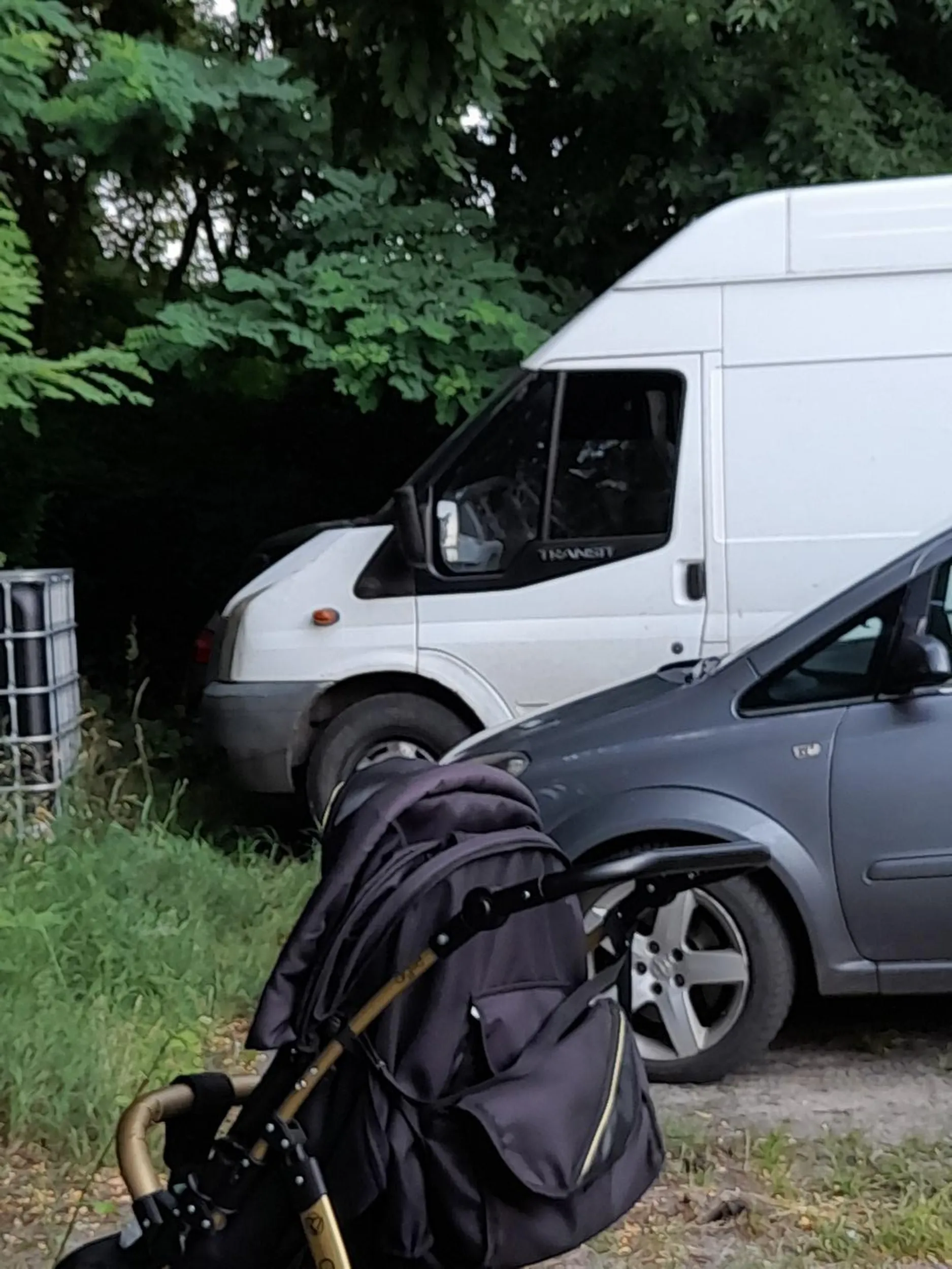 Najgorszy kierowca jakiego widziałem nie umie jezdzic wjechał mi w dupe i w drzewo biały bus