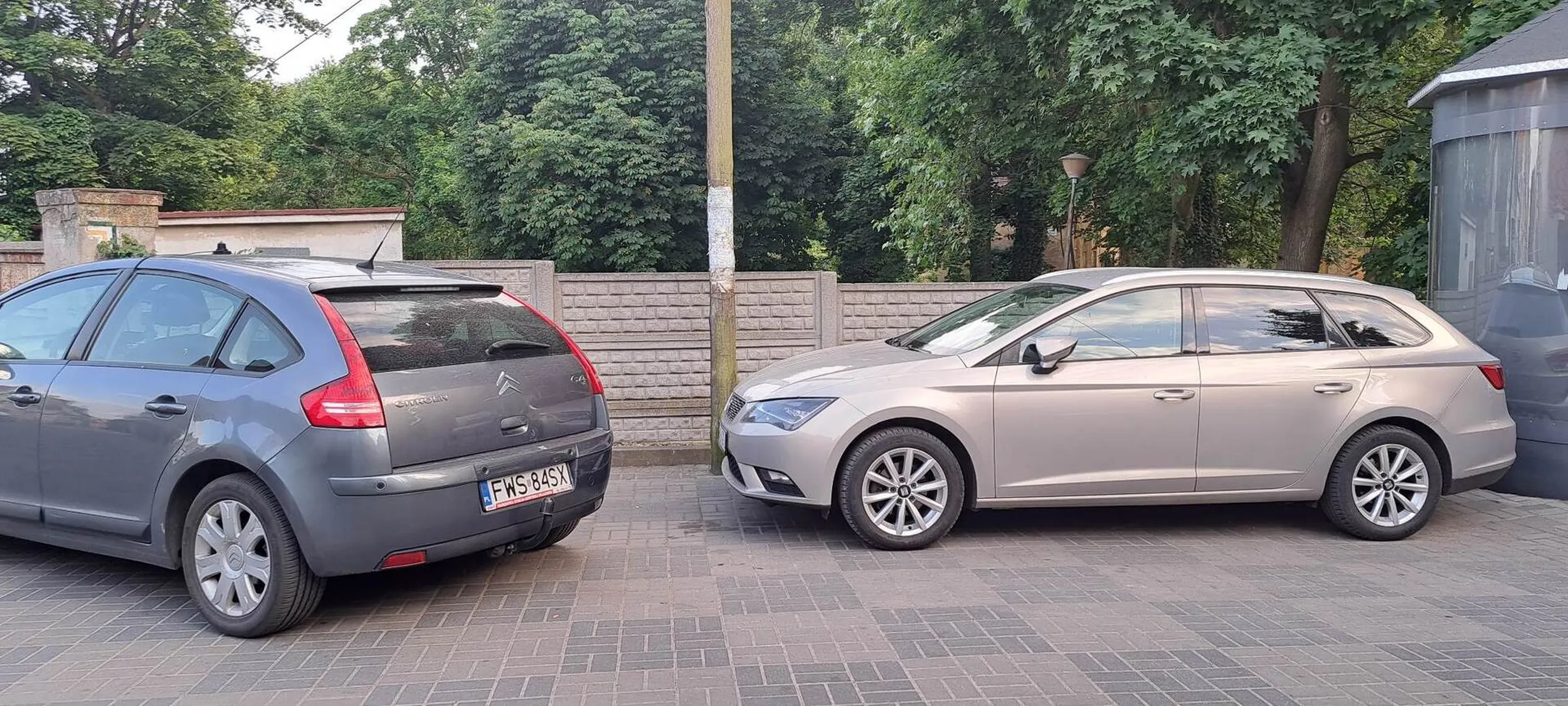 Ta osoba, roboczo nazwijmy ją "kierowca" albo "posiadacz prawa jazdy nie rozumie że jak kogoś zastawi to ta osoba nie moze wyjechać i może to stworzyć pewne problemy.