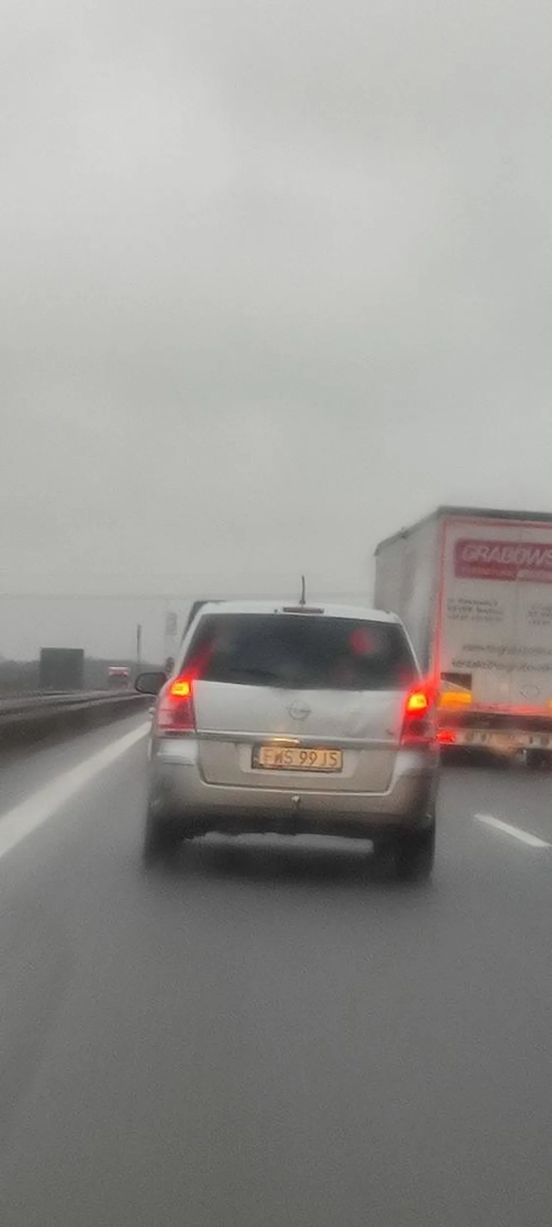 Król lewego pasa. Brak podstawowej kultury jazdy, nie wspominając o znajomości przepisów o ruchu drogowym. Wulgarny cham!