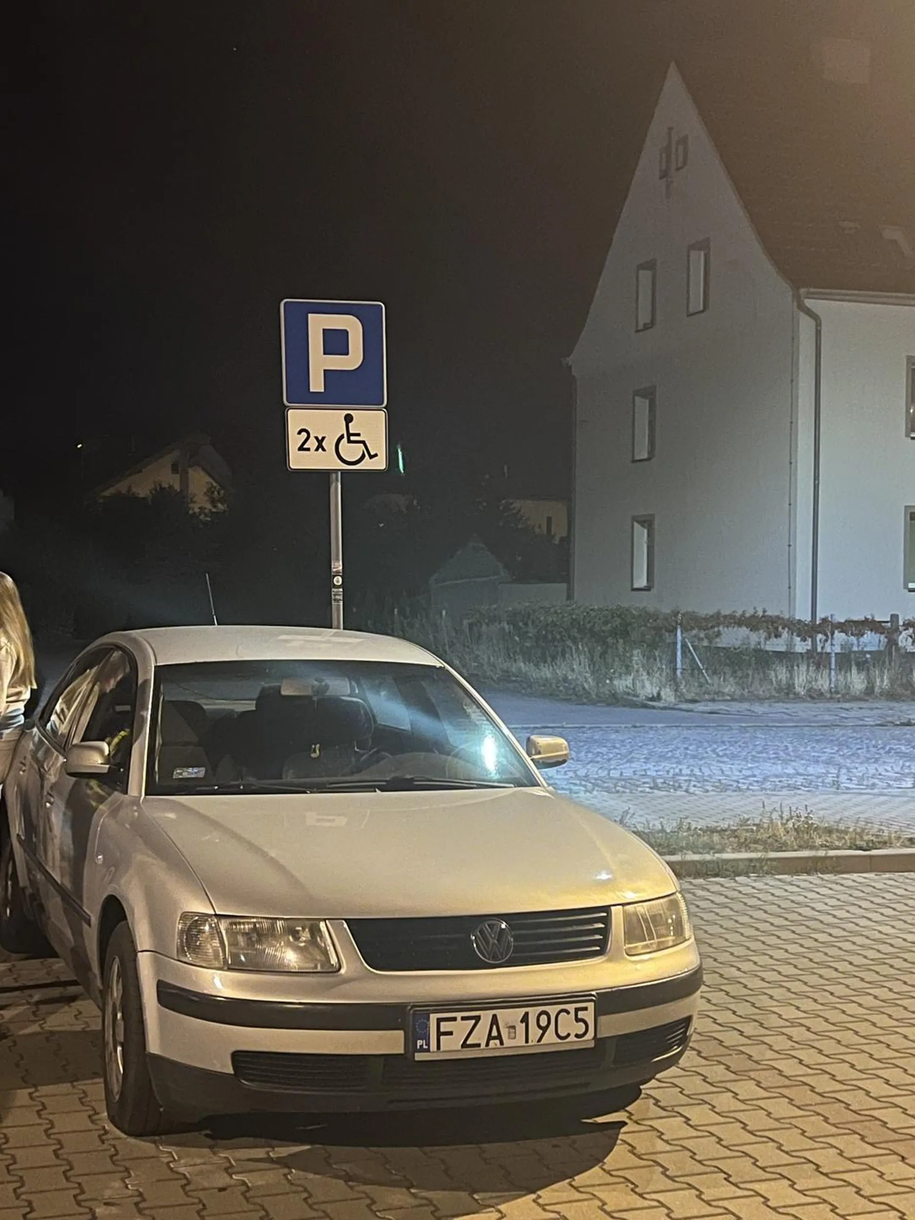 Kierowca stoi dla miejscu dla niepełnosprawnych. Lecz patrząc na niego, sadze ze nie zdążył odebrać swojej karty świadczącej o chorobie.