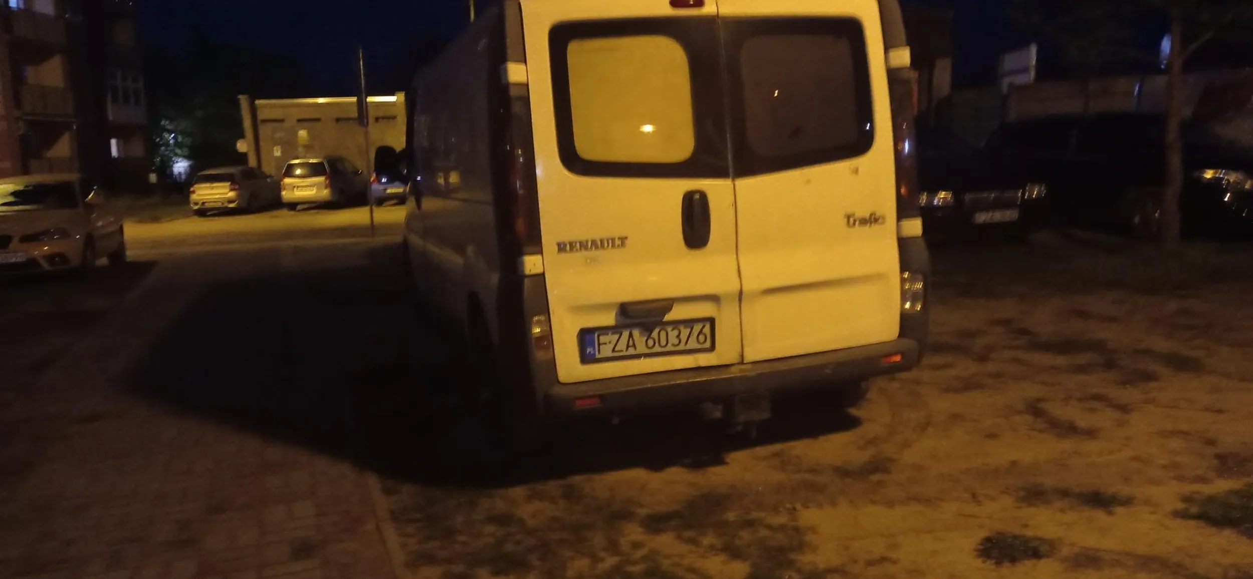 Buc, parkuje na trawniku i pod wejściem do klatki, cham