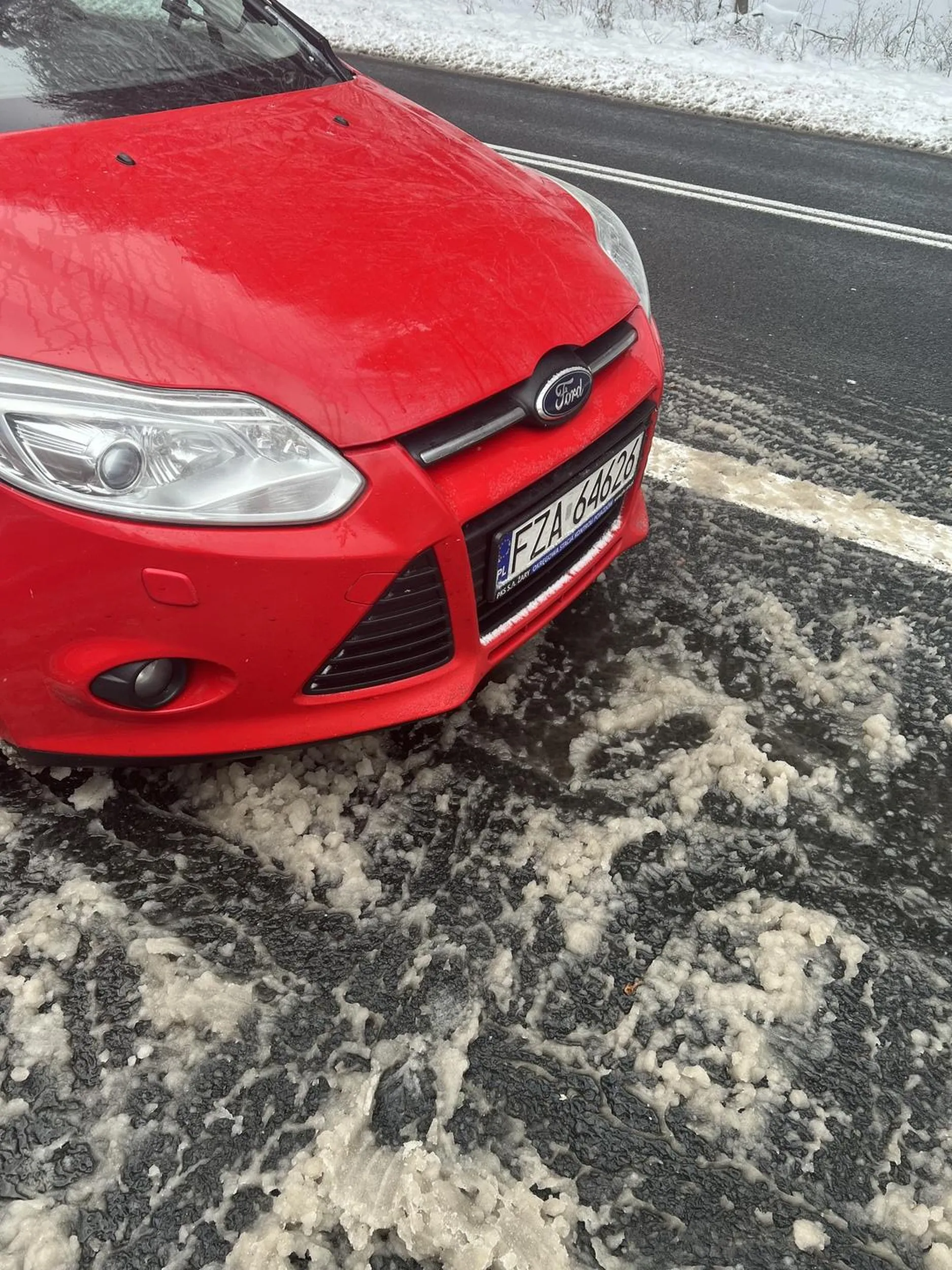 Zastawia auta na parkingach.