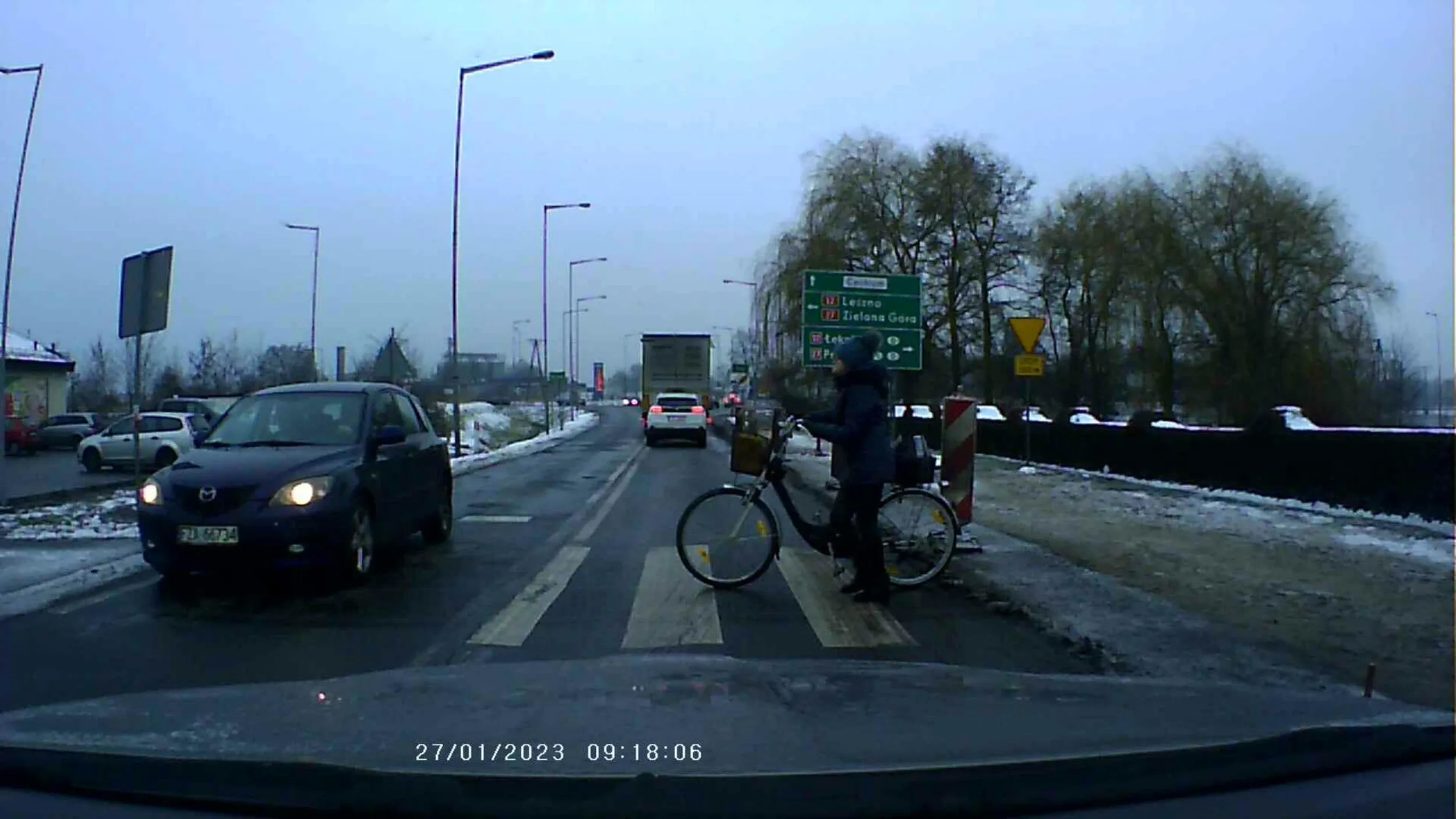 na przejsciach dla pieszych sie przepuszcza pieszych człowieku nie jezdzij odebrałbym ci prawko. Cała sytuacja w Grabiku