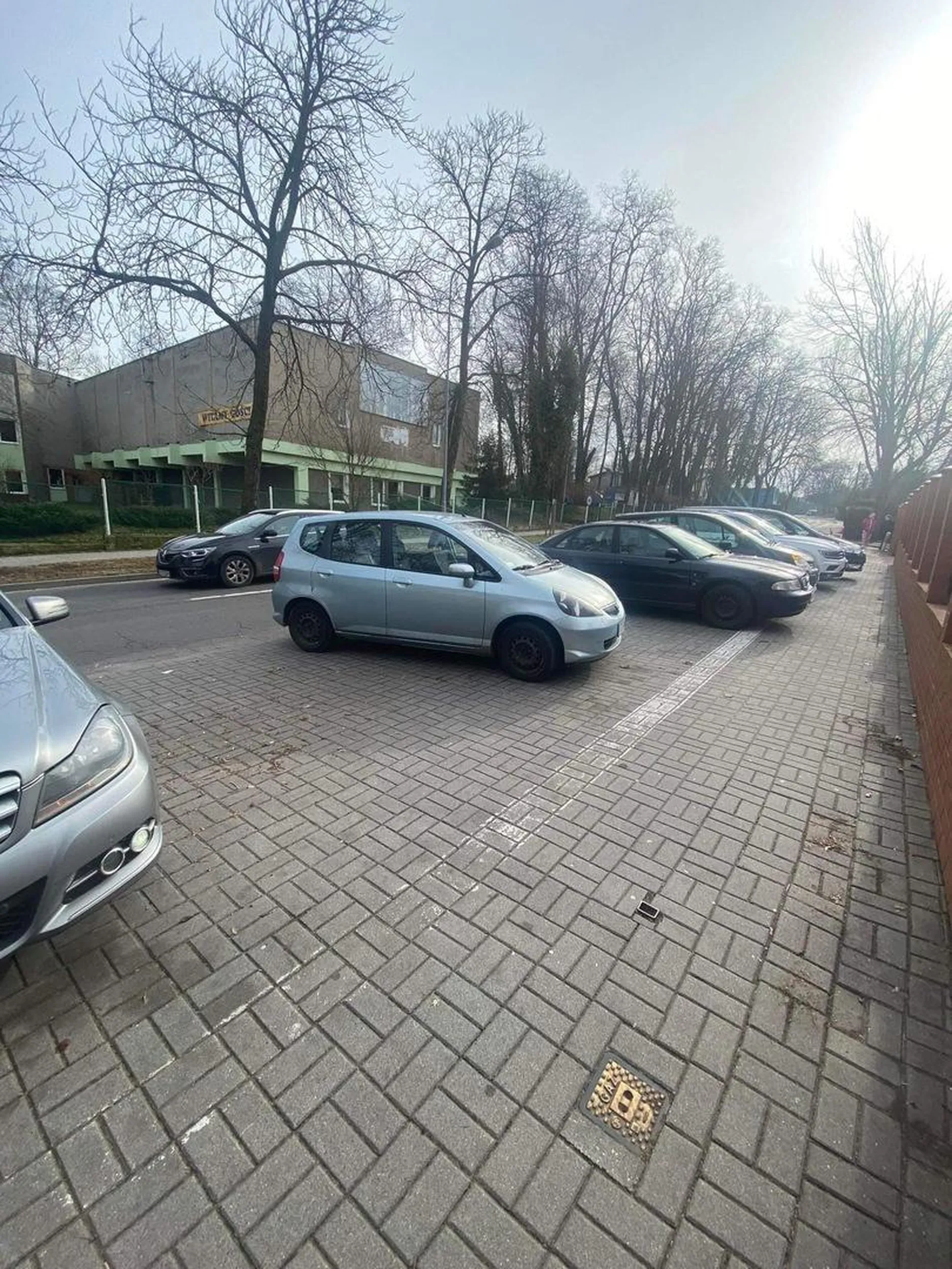 Parkuje na miejscu gdzie się zmieszczą 3 samochody. Nie potrafi ruszyc bo stoi na recznym i katuje do 6k obrotow. Uwazac