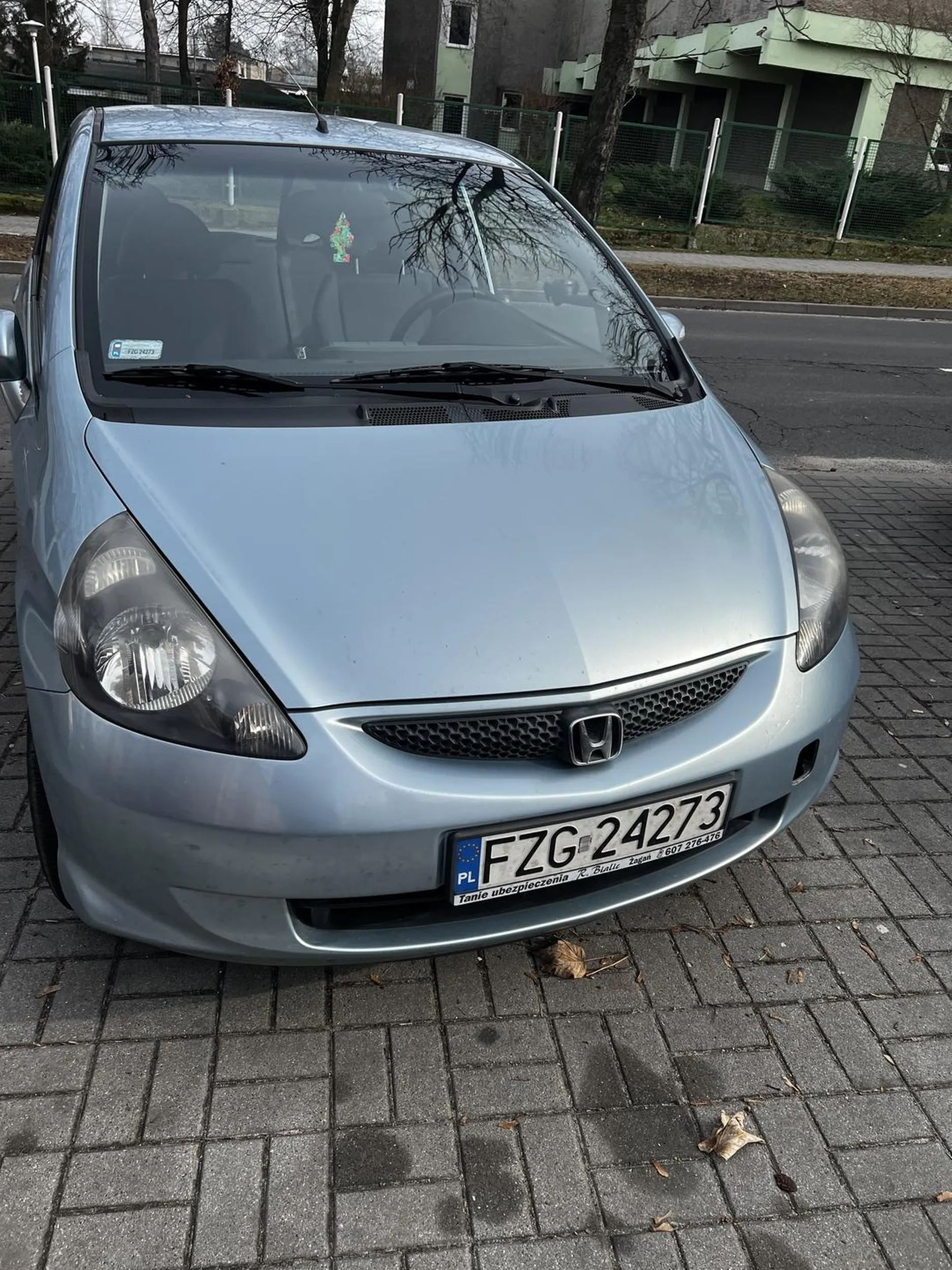 Parkuje na miejscu gdzie się zmieszczą 3 samochody. Nie potrafi ruszyc bo stoi na recznym i katuje do 6k obrotow. Uwazac