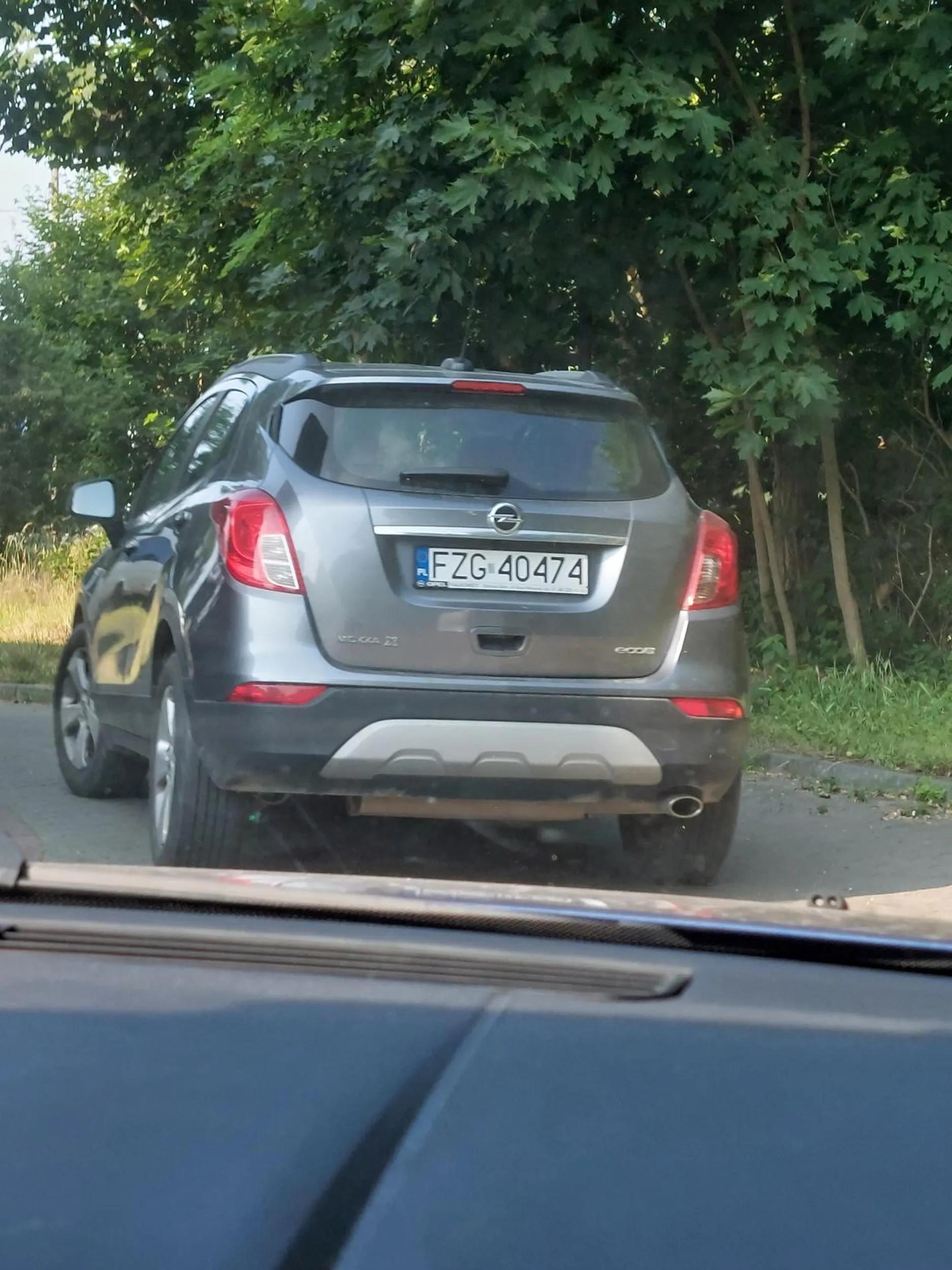 Baba siedzi na telefonie nie patrzy na drogę. Ucieka i nie zatrzymuje się