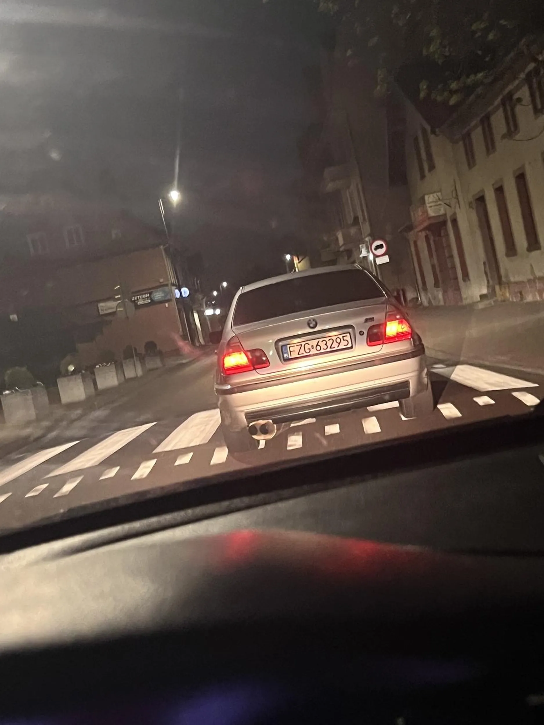 Koleś śledził moj samochod i jezdzil za mna 60km , wyprzedzał, zwalniał, wyprzedzał zwalniał Oczywiscie BMW ktore ledwo jechało