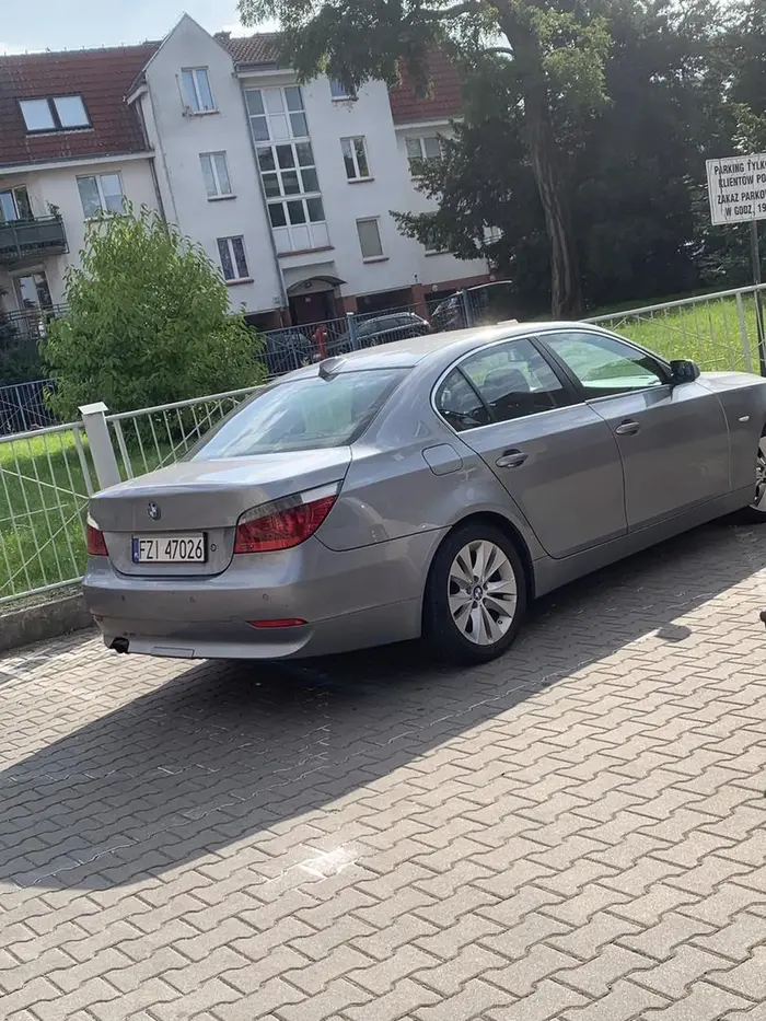 typowy BMWista zmieściłoby się 4 auta na parkingu ale bmw musi być zaparkowane wygodnie co za wiocha  ...