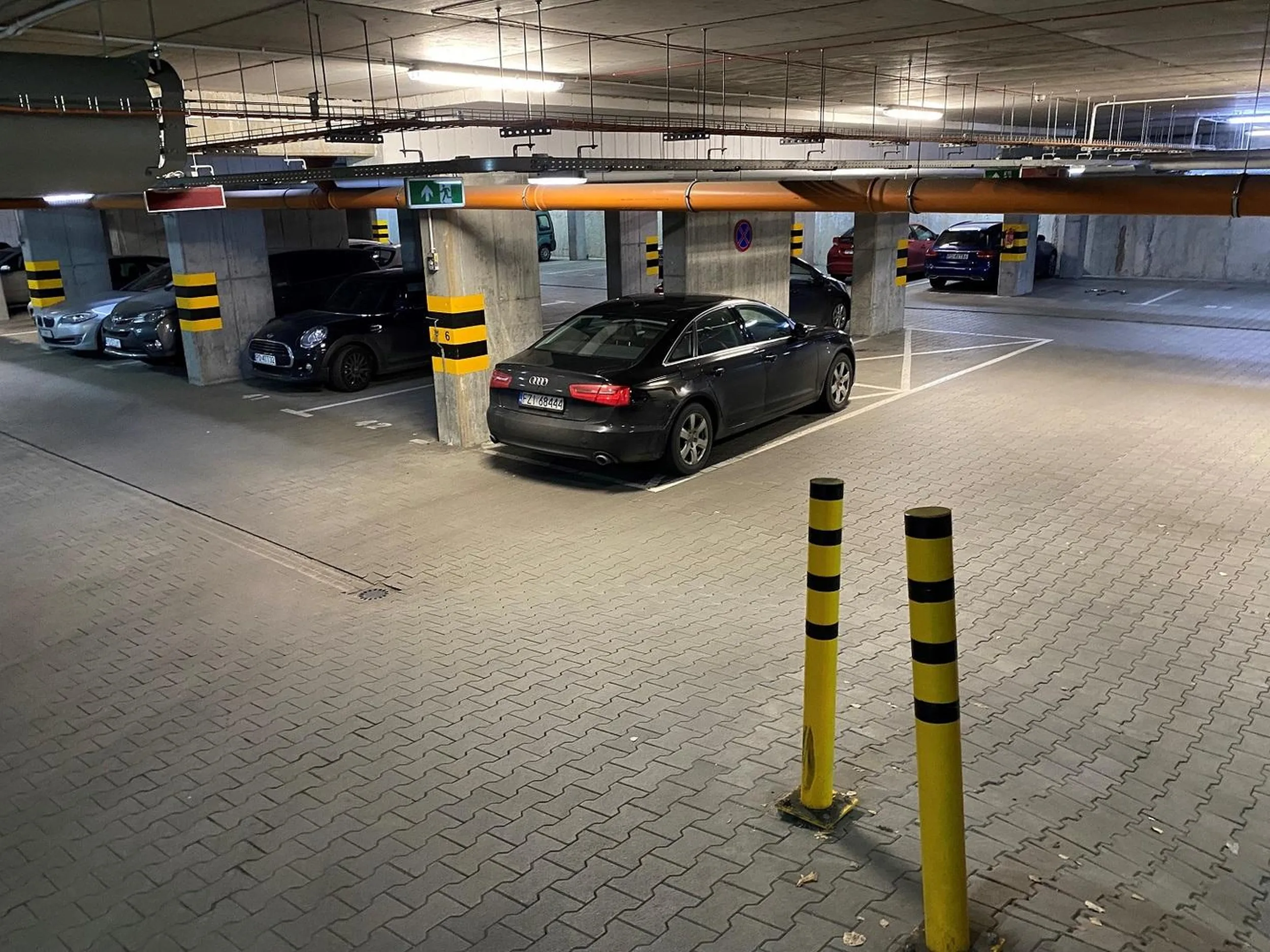 Nie dość, że parkuje na cwaniaka, bez wykupionego miejsca, to jeszcze utrudnia wjazd do garażu.