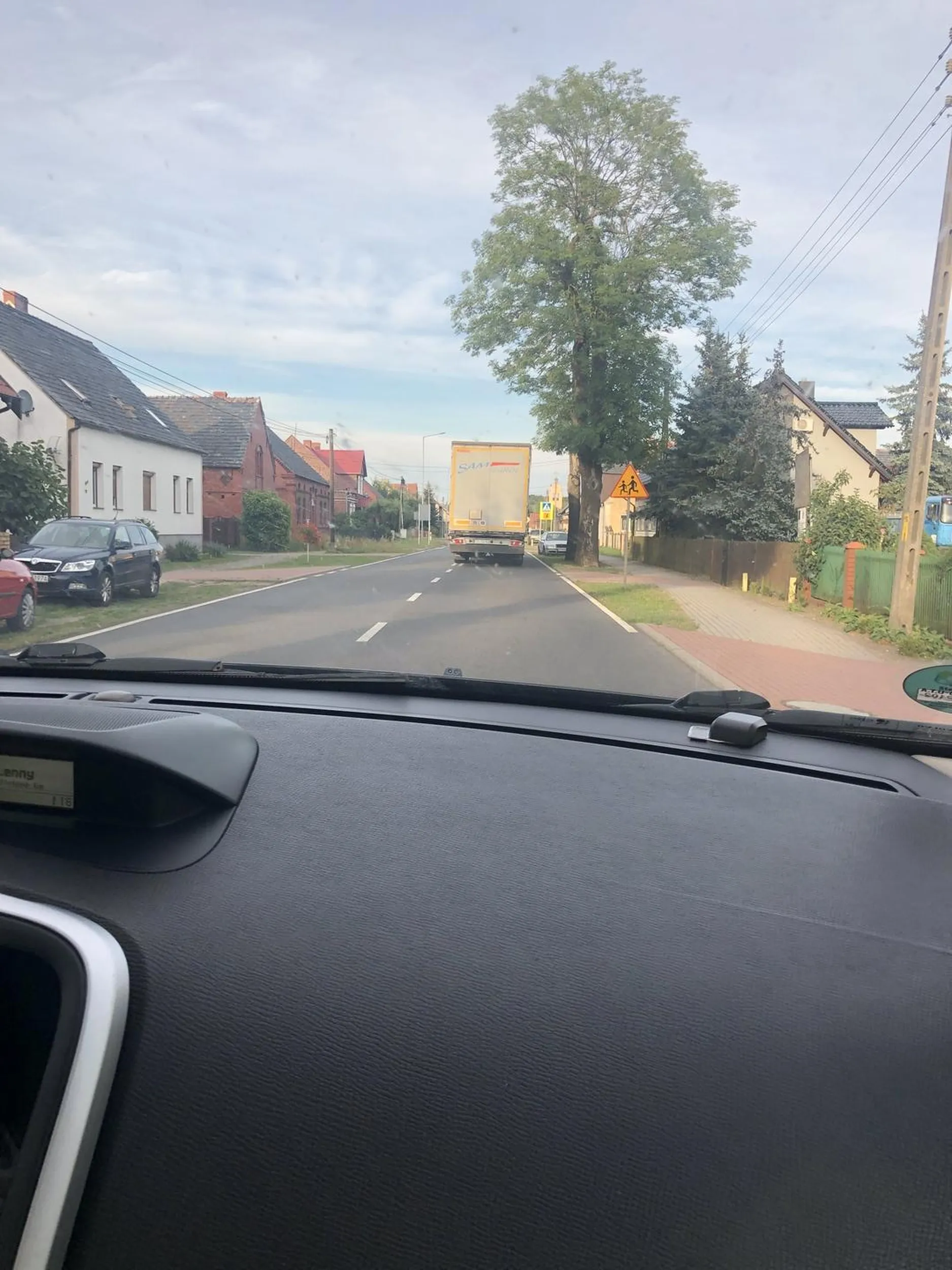 Ciężarówka wyprzedza W TERENIE ZABUDOWANYM 80km/h. Szkoda, że nie było policji.